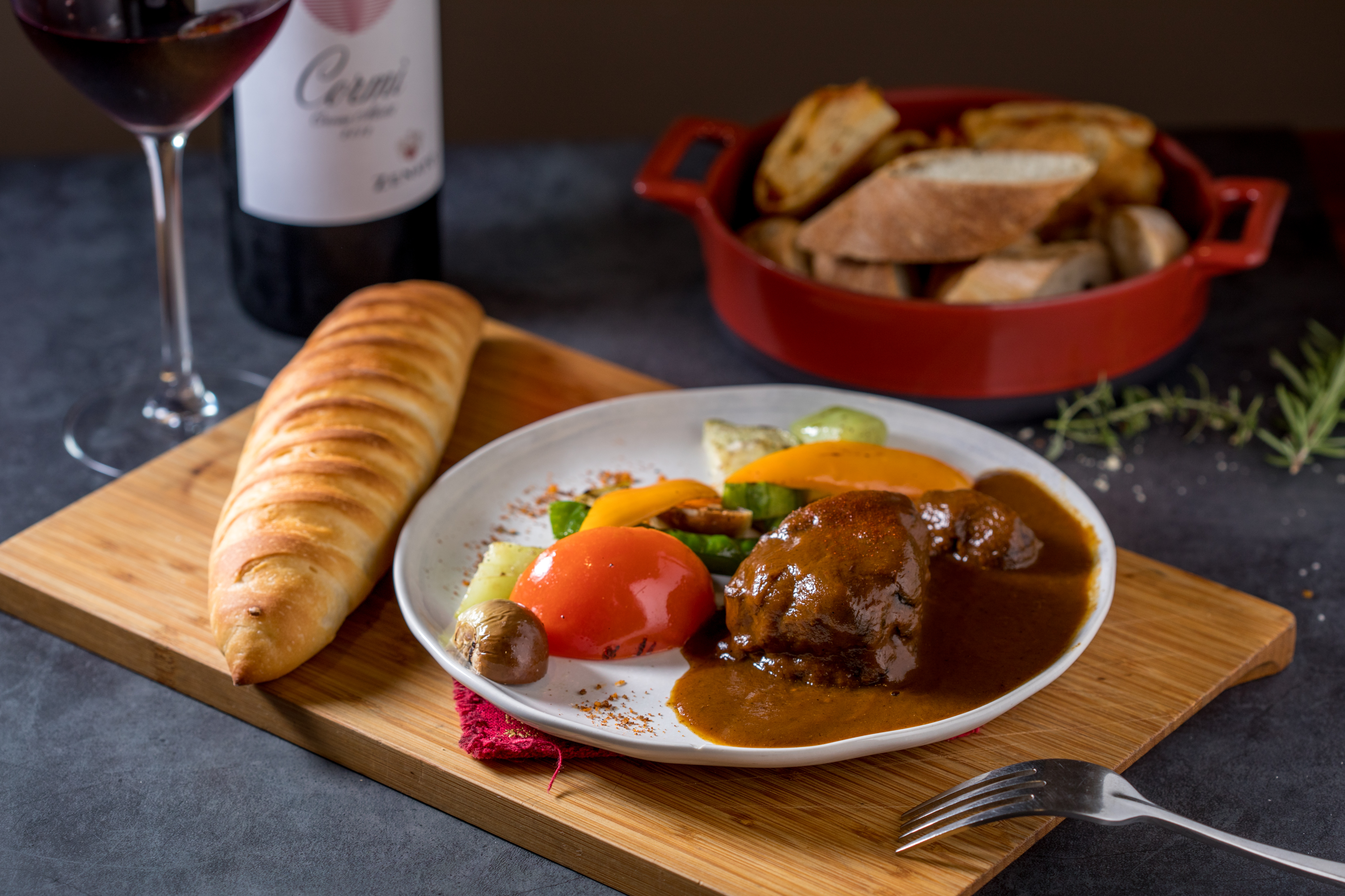 「48小時紅酒燉香草豬梅花」酒香濃郁，佐牛奶法國麵包一起吃。（485元／份）