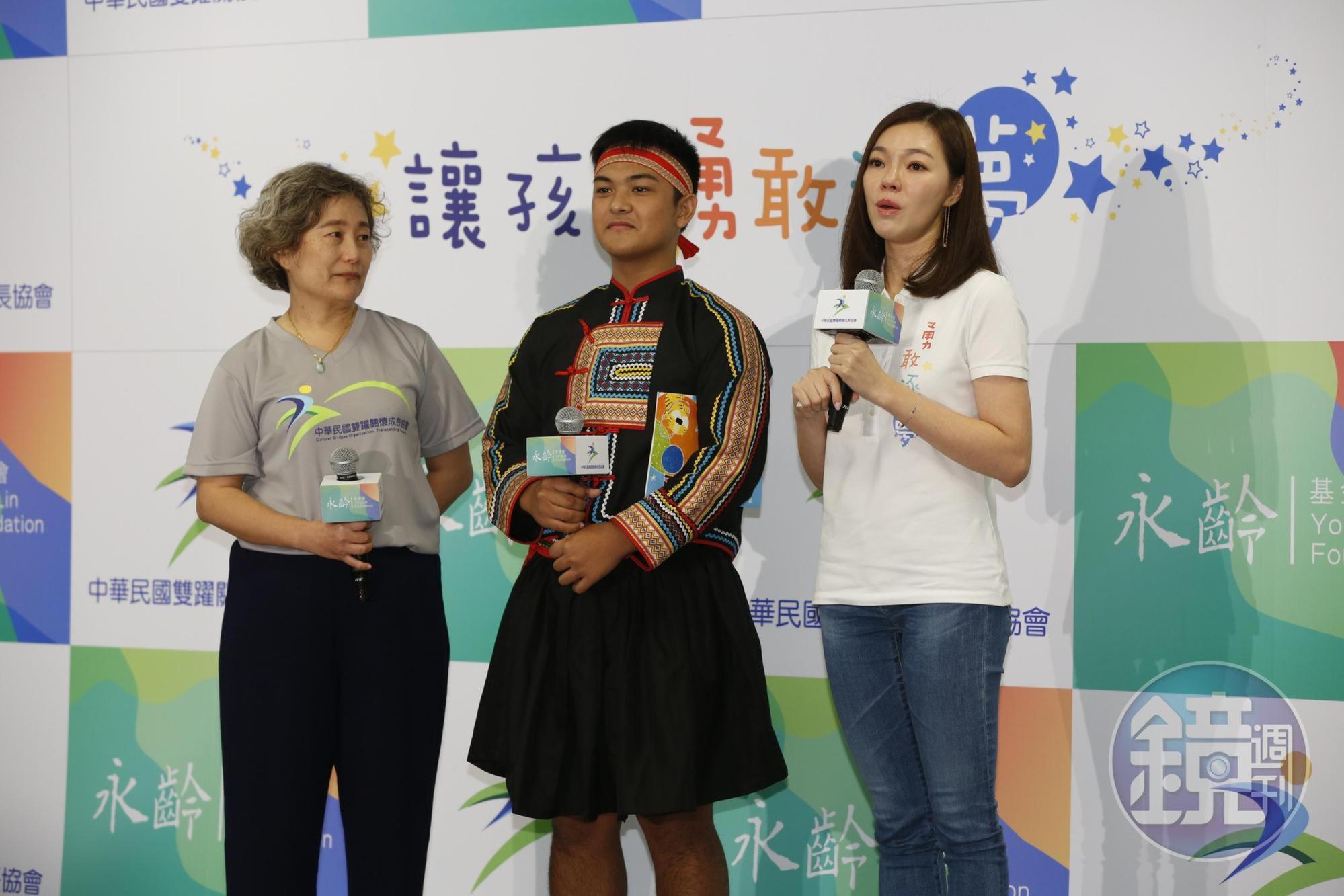 鴻海集團董事長夫人曾馨瑩趁著生日前夕出席公益活動,捐出500萬元為偏鄉部落孩童盡心力。