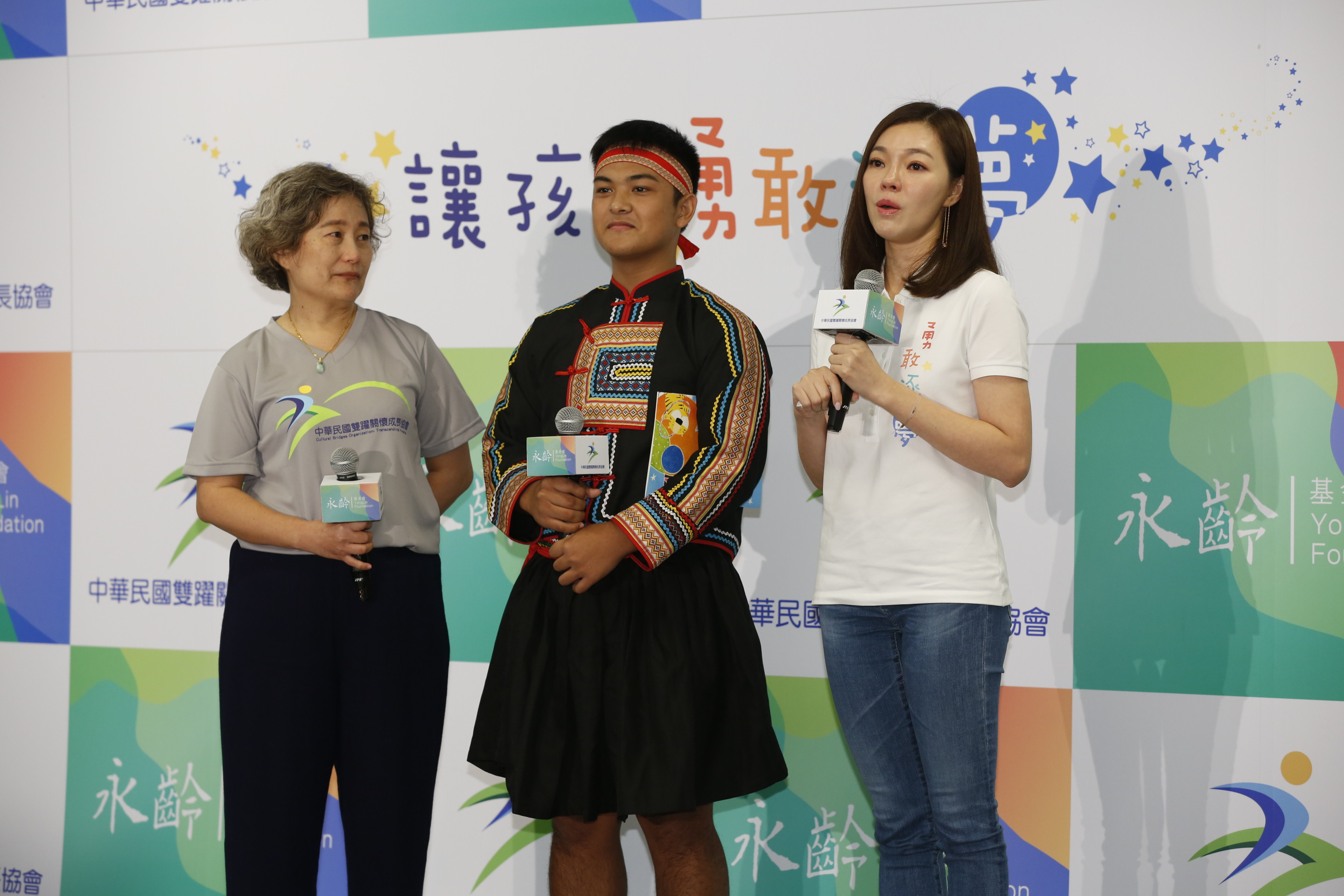  鴻海集團董事長夫人曾馨瑩趁著生日前夕出席公益活動，捐出500萬元為偏鄉部落孩童盡心力。