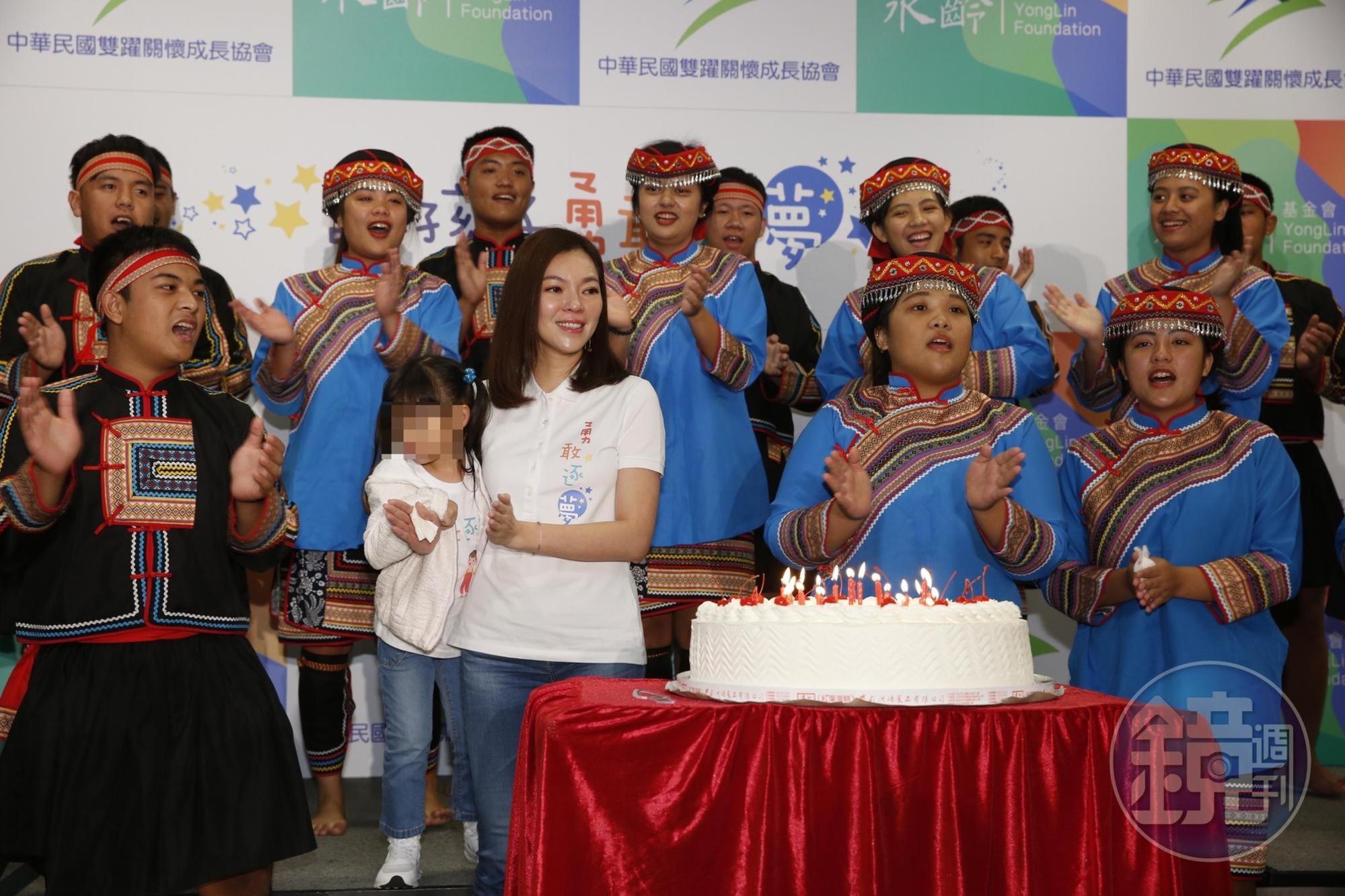 未能出席活動的郭台銘則準備了蛋糕與鮮花,並說「夫人捐多少,他就捐多少」。
