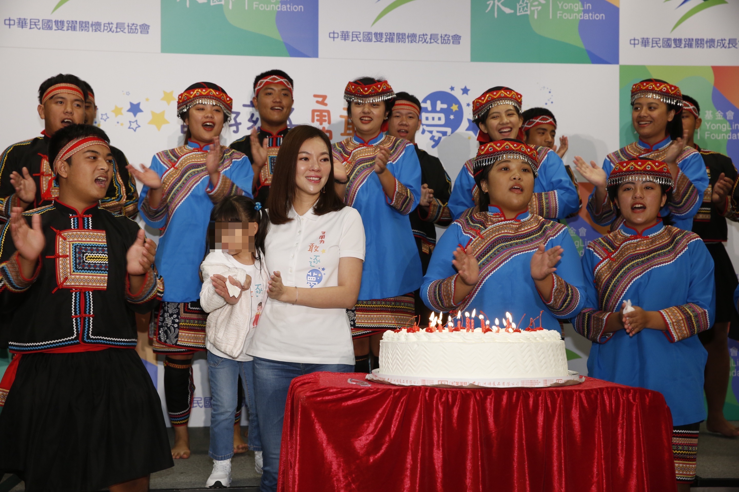 未能出席活動的郭台銘則準備了蛋糕與鮮花，並說「夫人捐多少，他就捐多少」。