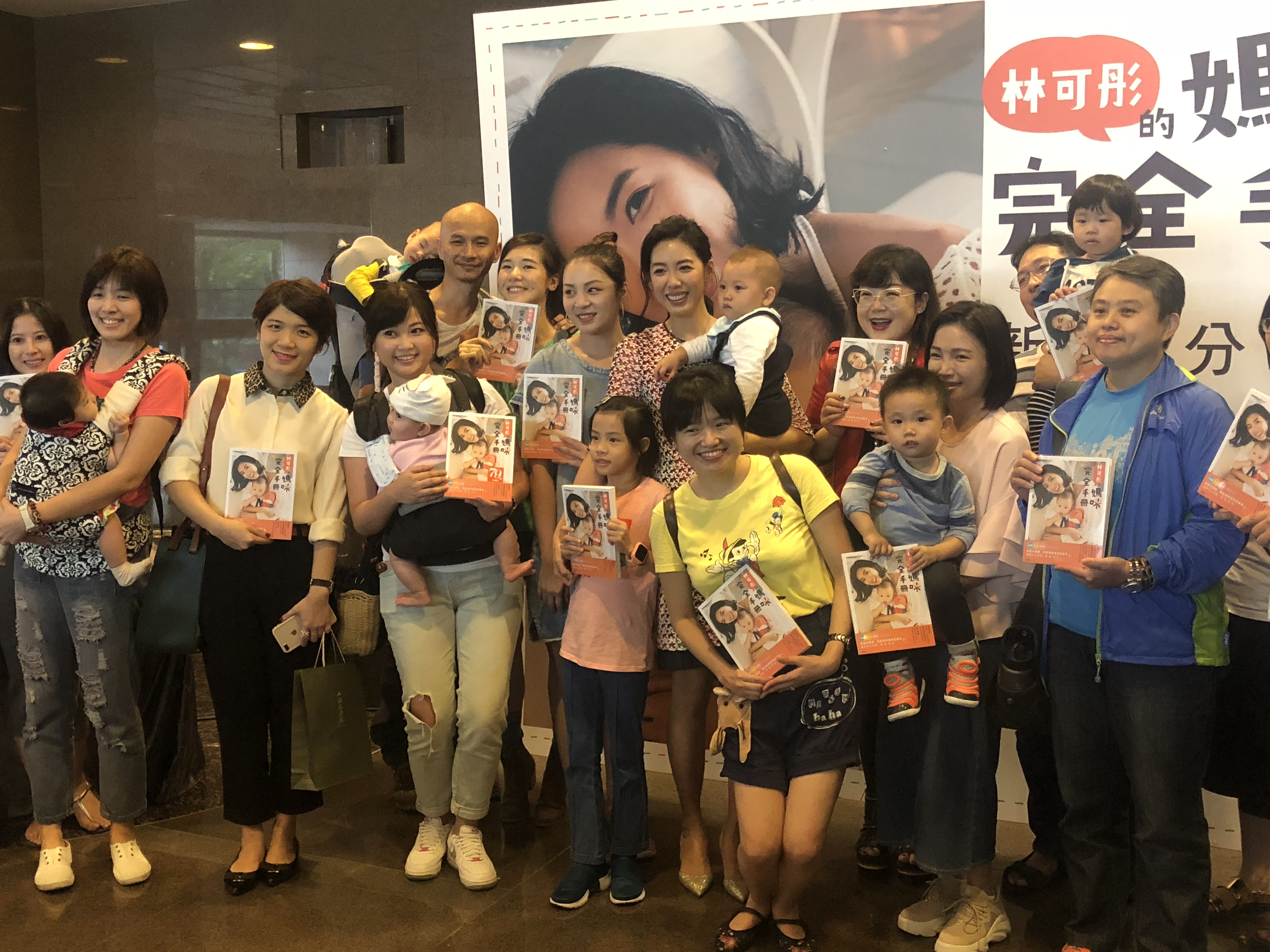 這次林可彤推出新書《林可彤的媽咪完全手冊》，吸引大批媽媽粉絲來支持。