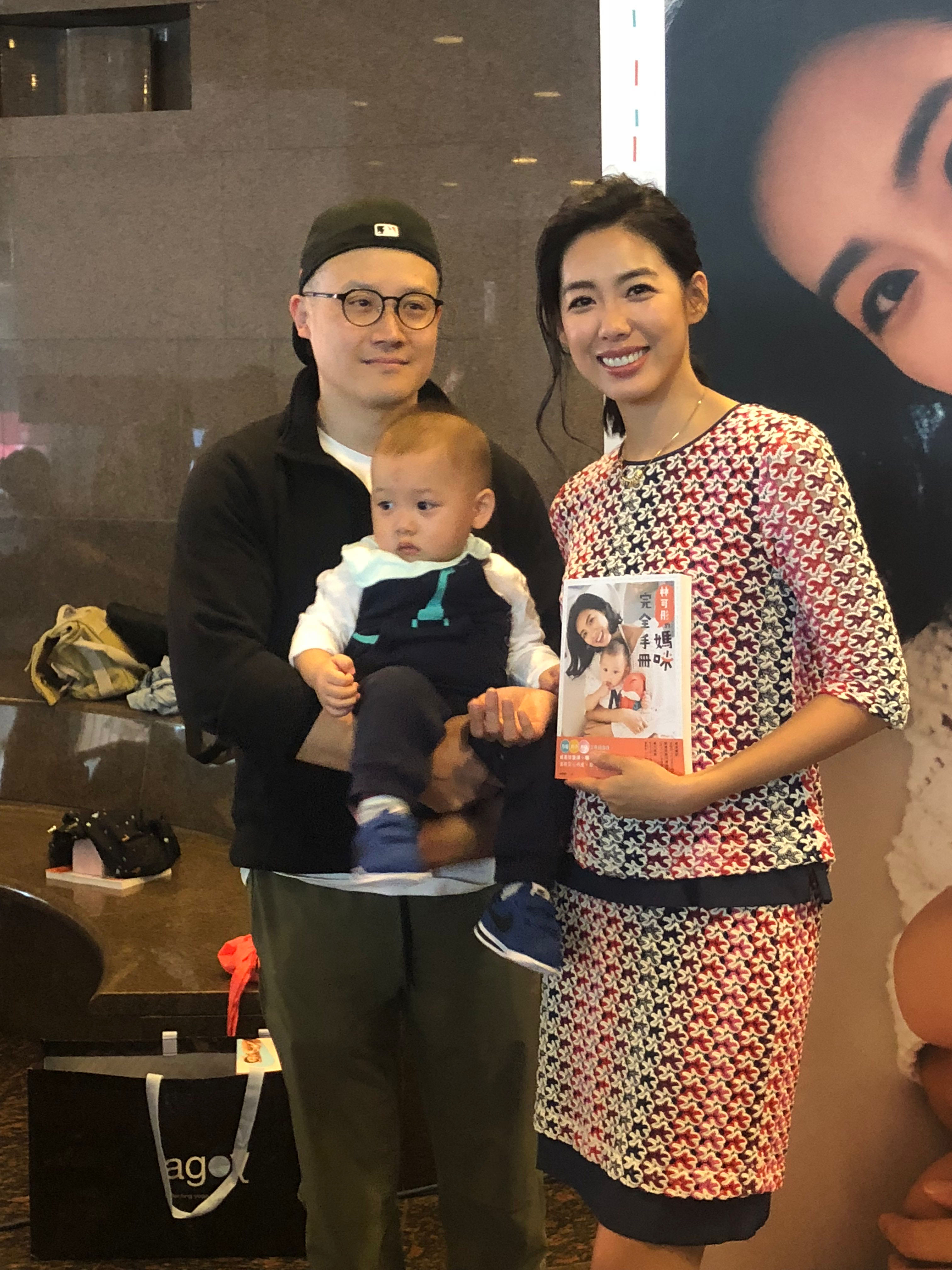 林可彤老公Thompson 與13個月大的兒子一起到場支持。
