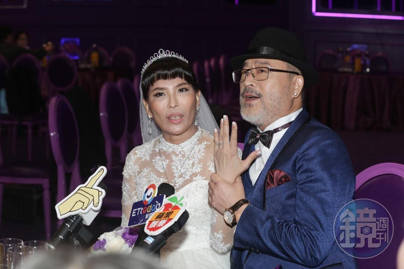 班鐵翔的老婆一臉幸福秀出結婚大鑽戒。