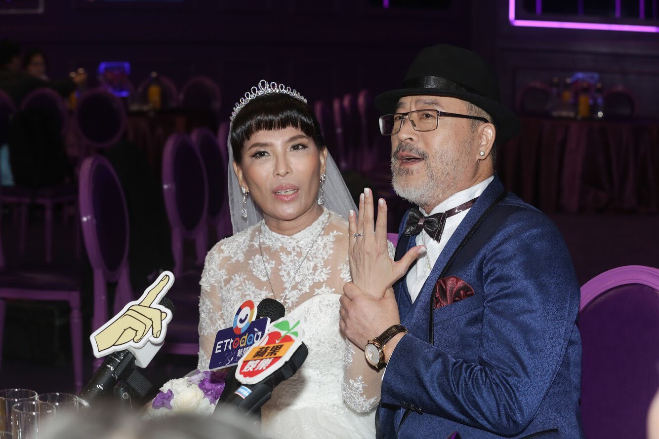 班鐵翔的老婆一臉幸福秀出結婚大鑽戒。