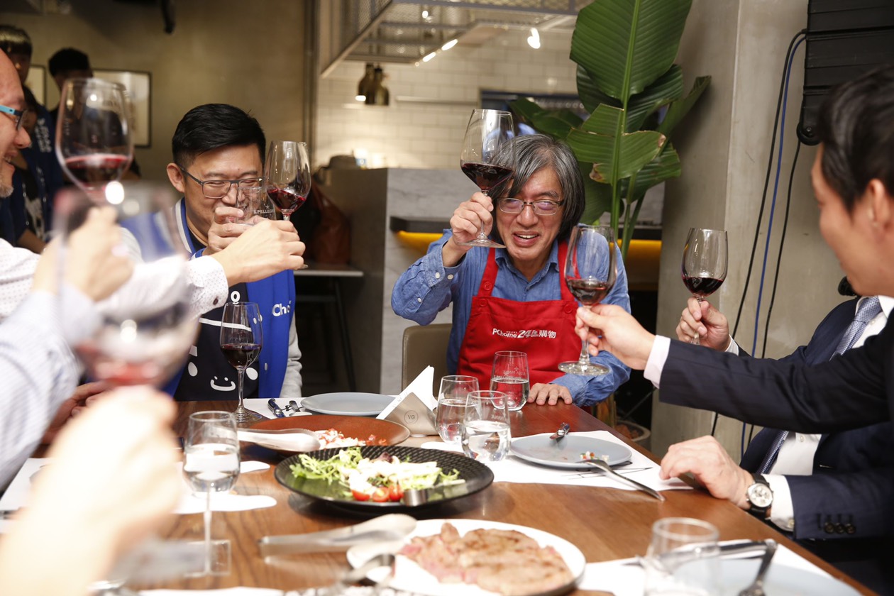 身為台灣電商龍頭的網路家庭董事長詹宏志，選在雙11前夕，自己親自下廚，煎起牛排。