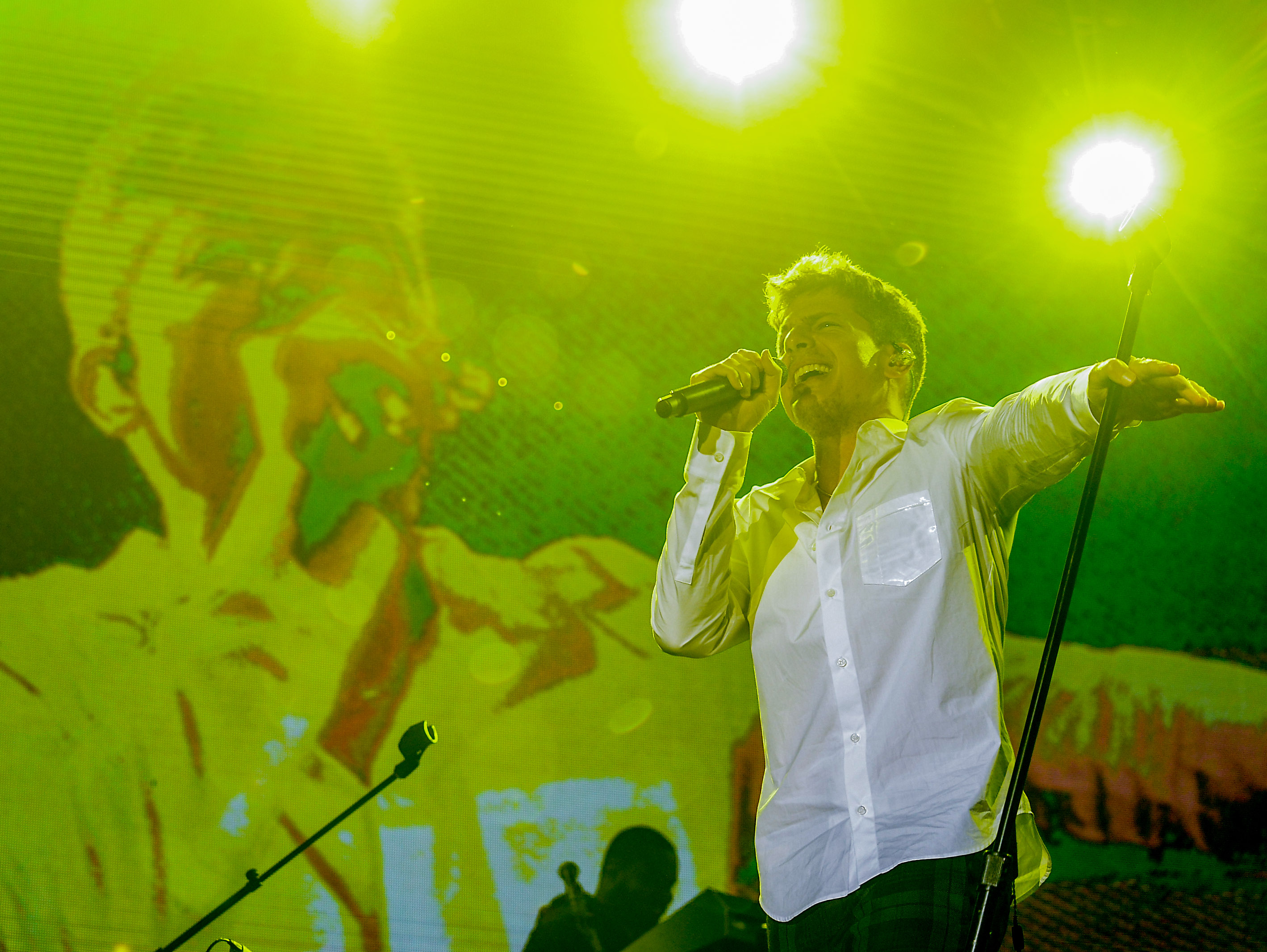 CP查理穿著白襯衫開場，但他自嘲這樣很像某個辦公室經理。（Live Nation理想國提供）