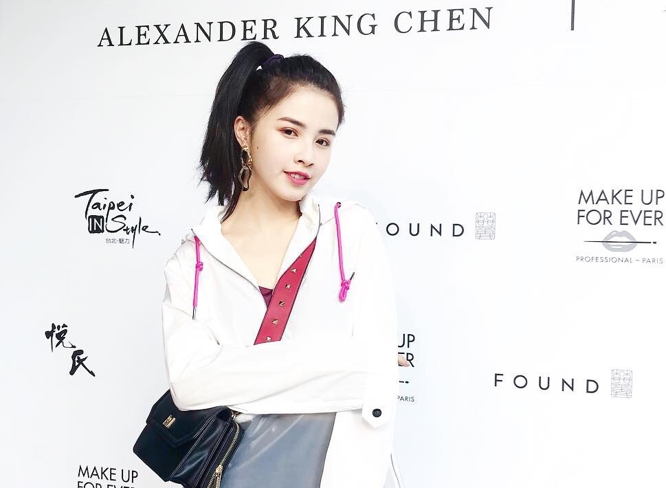 柯佳辰很喜歡前衛風的穿著打扮，以白紅色拼時尚套裝亮相。（FUNS MEDIA提供）