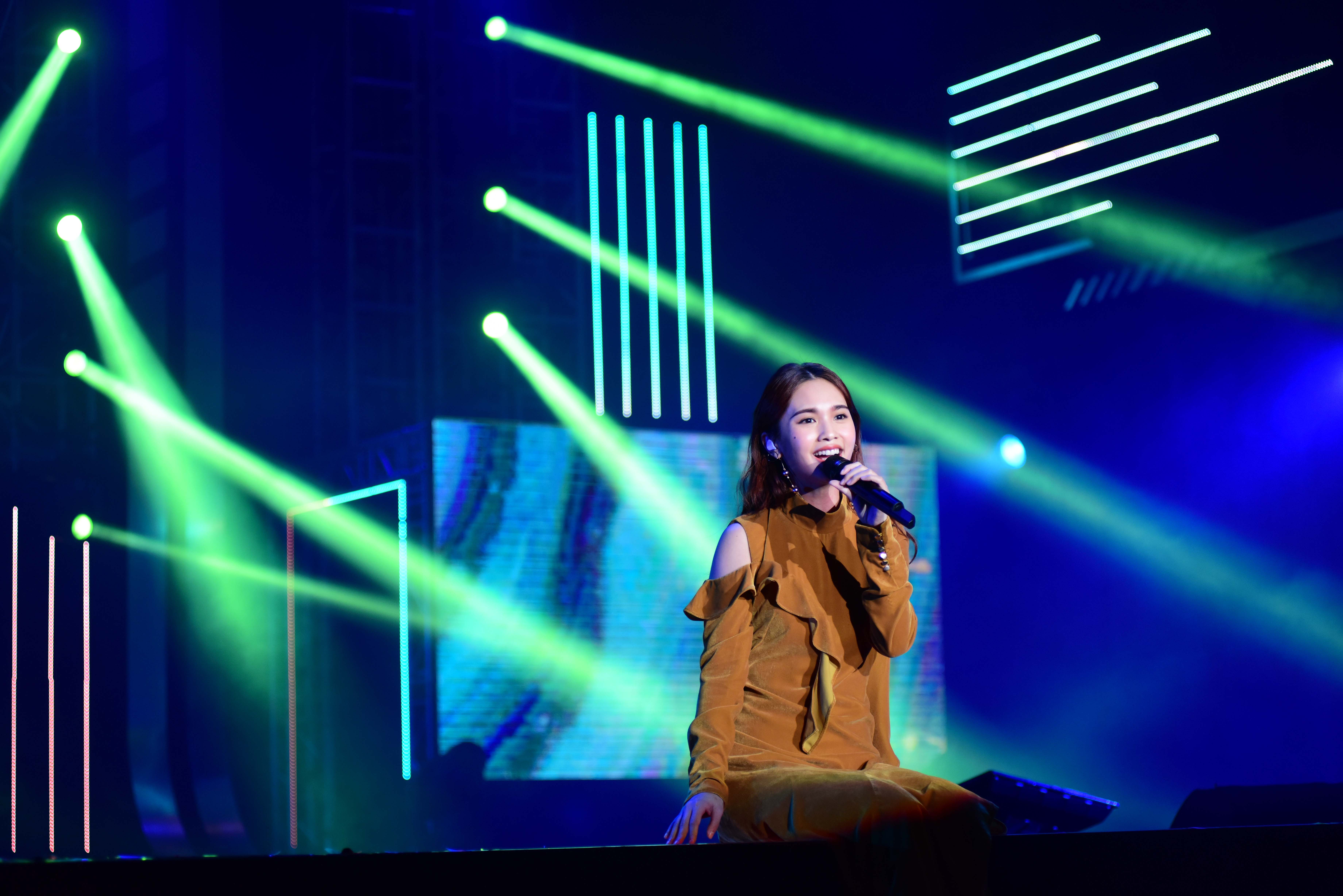 楊丞琳在演唱會中壓軸登場，連唱4首歌曲陪單身觀眾過節。（PChome提供）