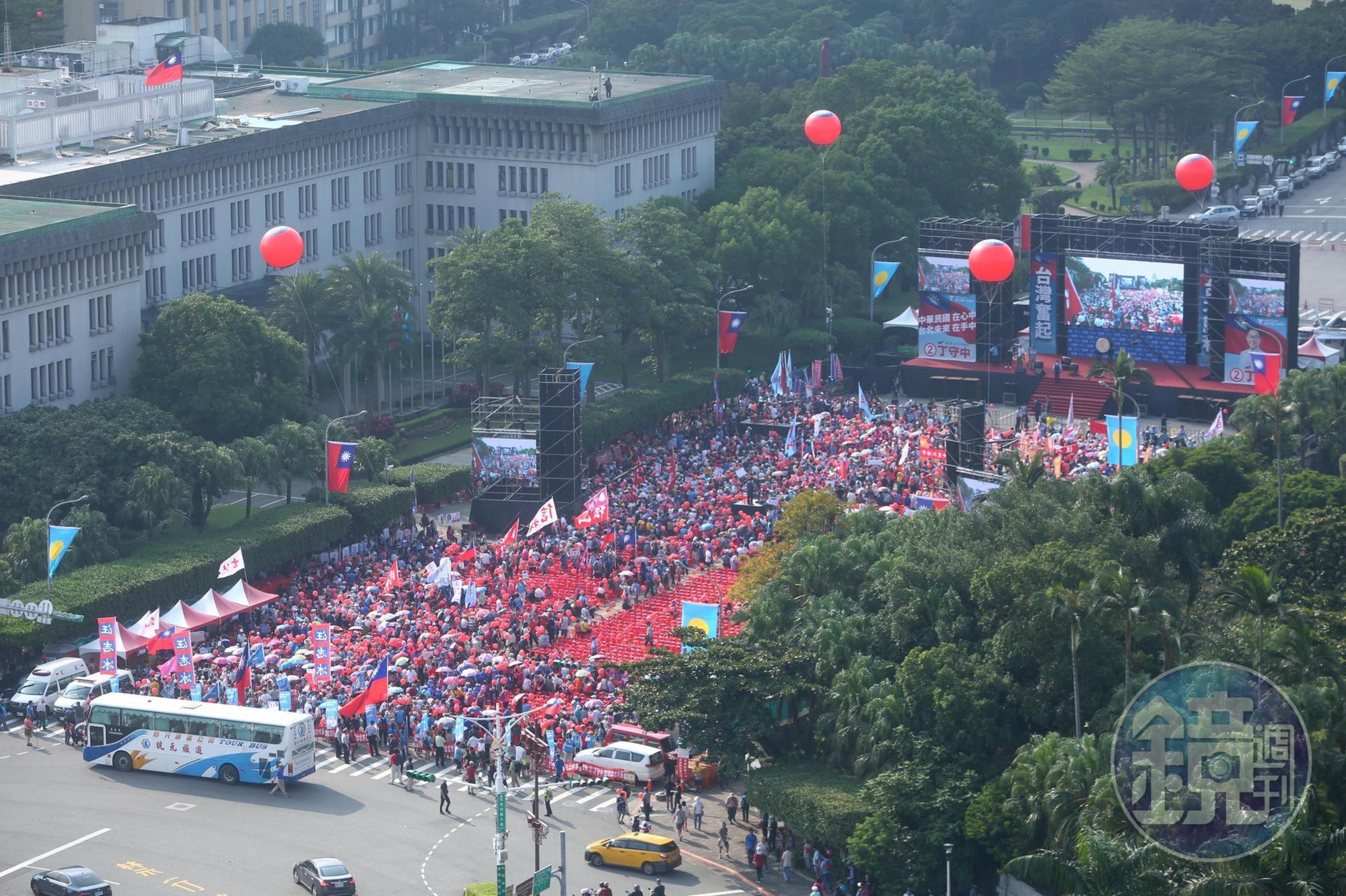 國民黨台北市長候選人丁守中今在凱道造勢,丁陣營稱超過3萬人。