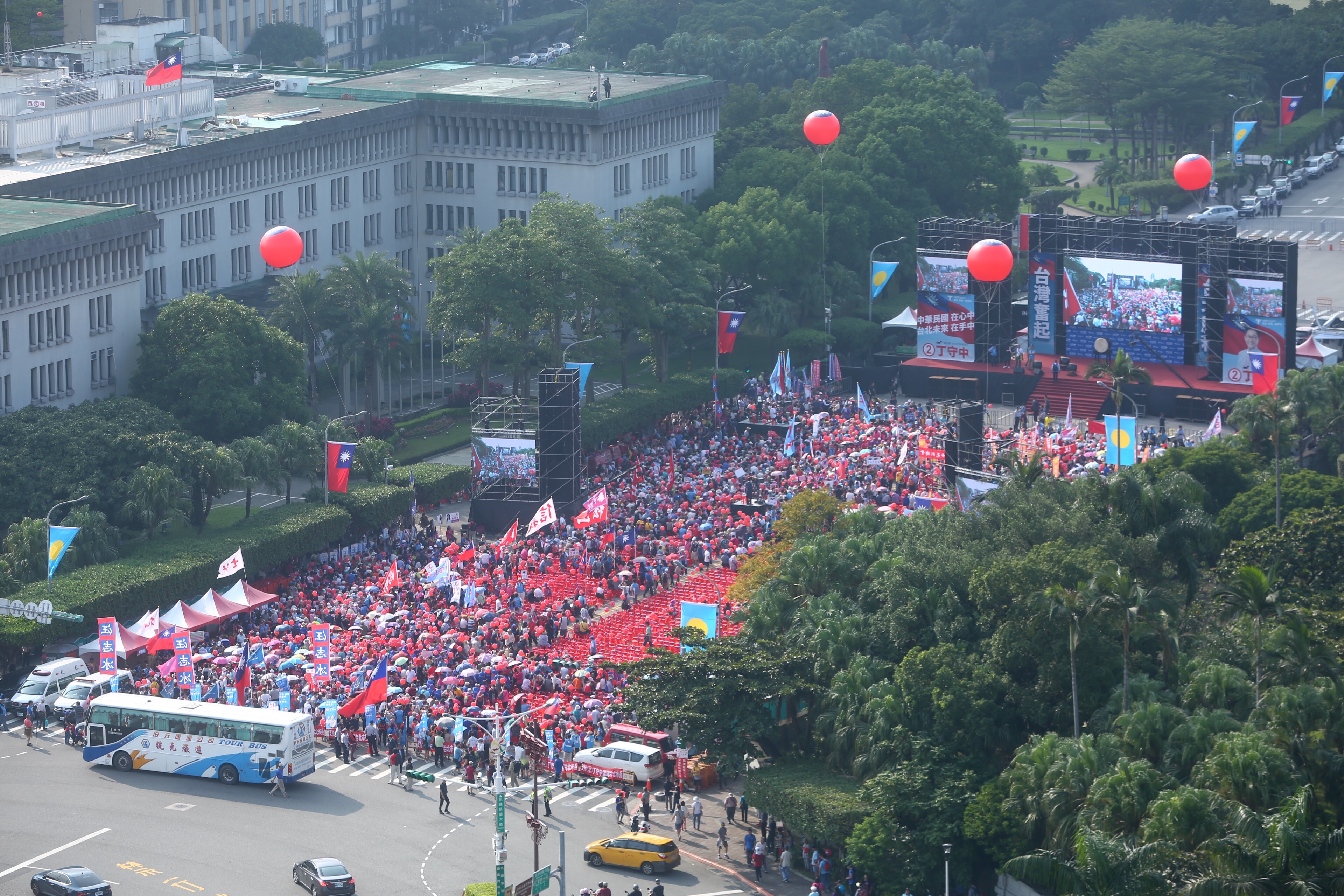 國民黨台北市長候選人丁守中今在凱道造勢，丁陣營稱超過3萬人。