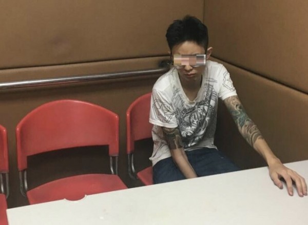 剛滿18歲的邱姓男子吸食毒品後，走在街上搖頭晃腦還碎念，被警方當場逮捕。（警方提供）
