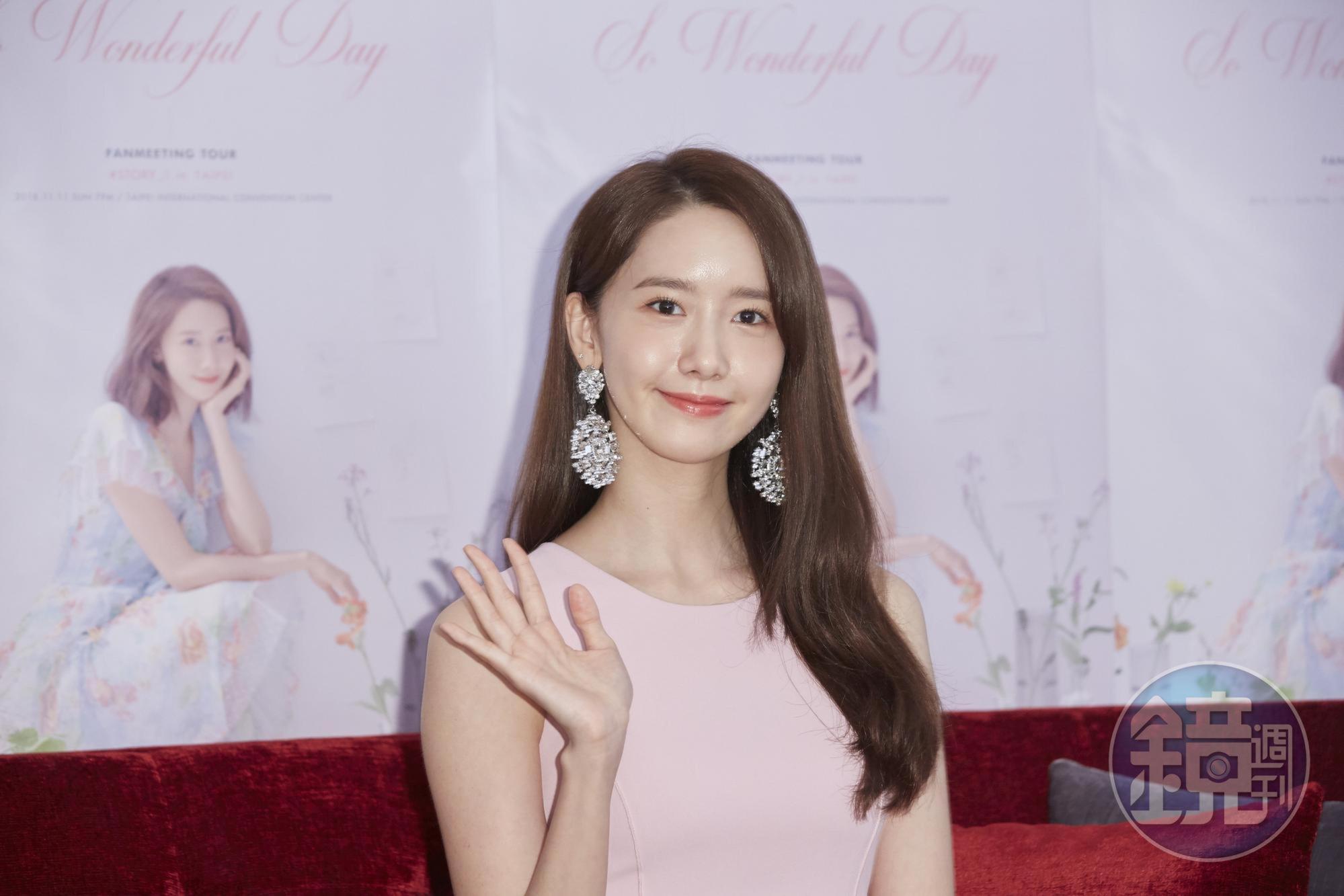 少女時代潤娥以一身粉紅色貼身洋裝出席聯訪。