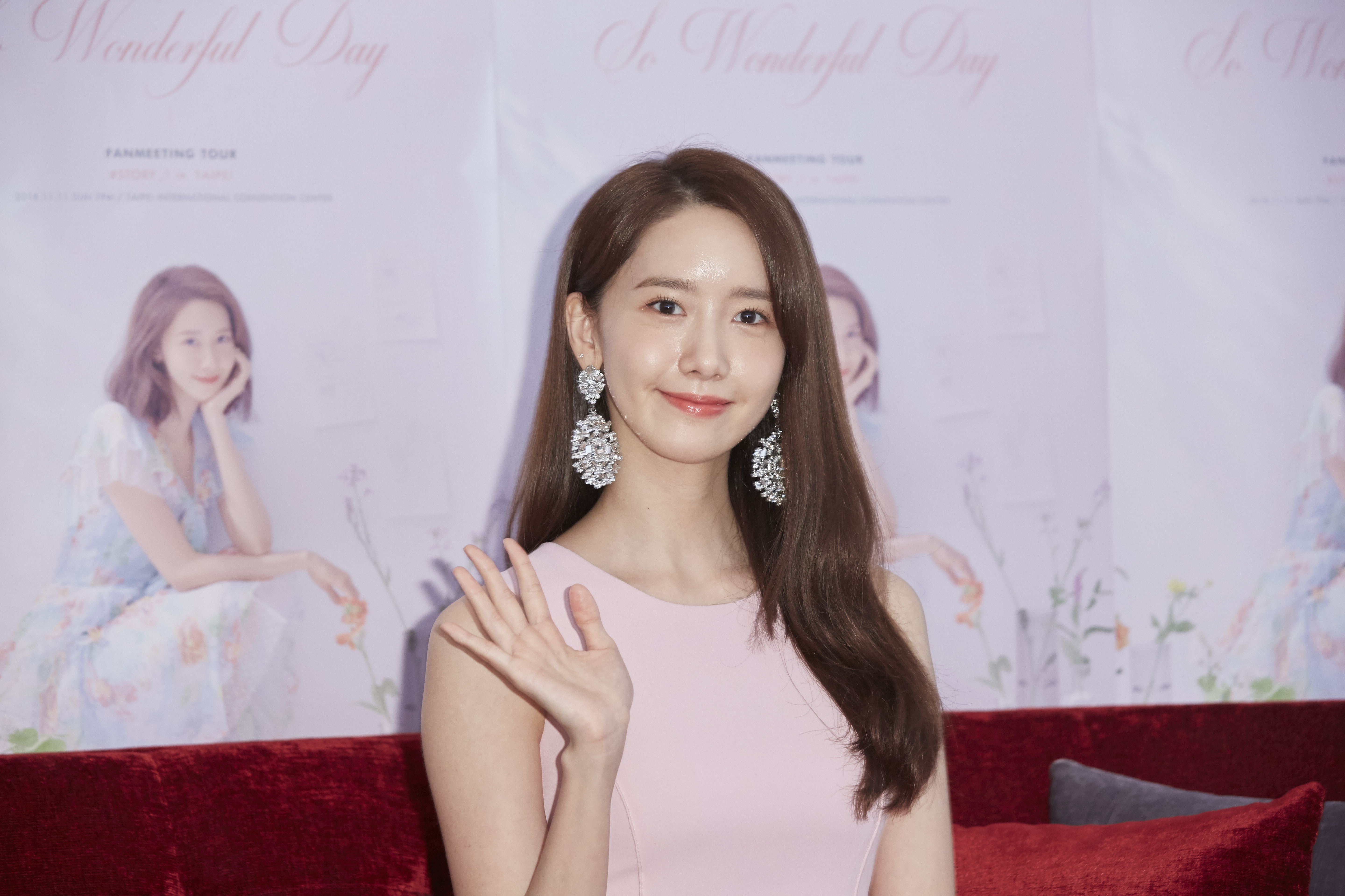 少女時代潤娥以一身粉紅色貼身洋裝出席聯訪。