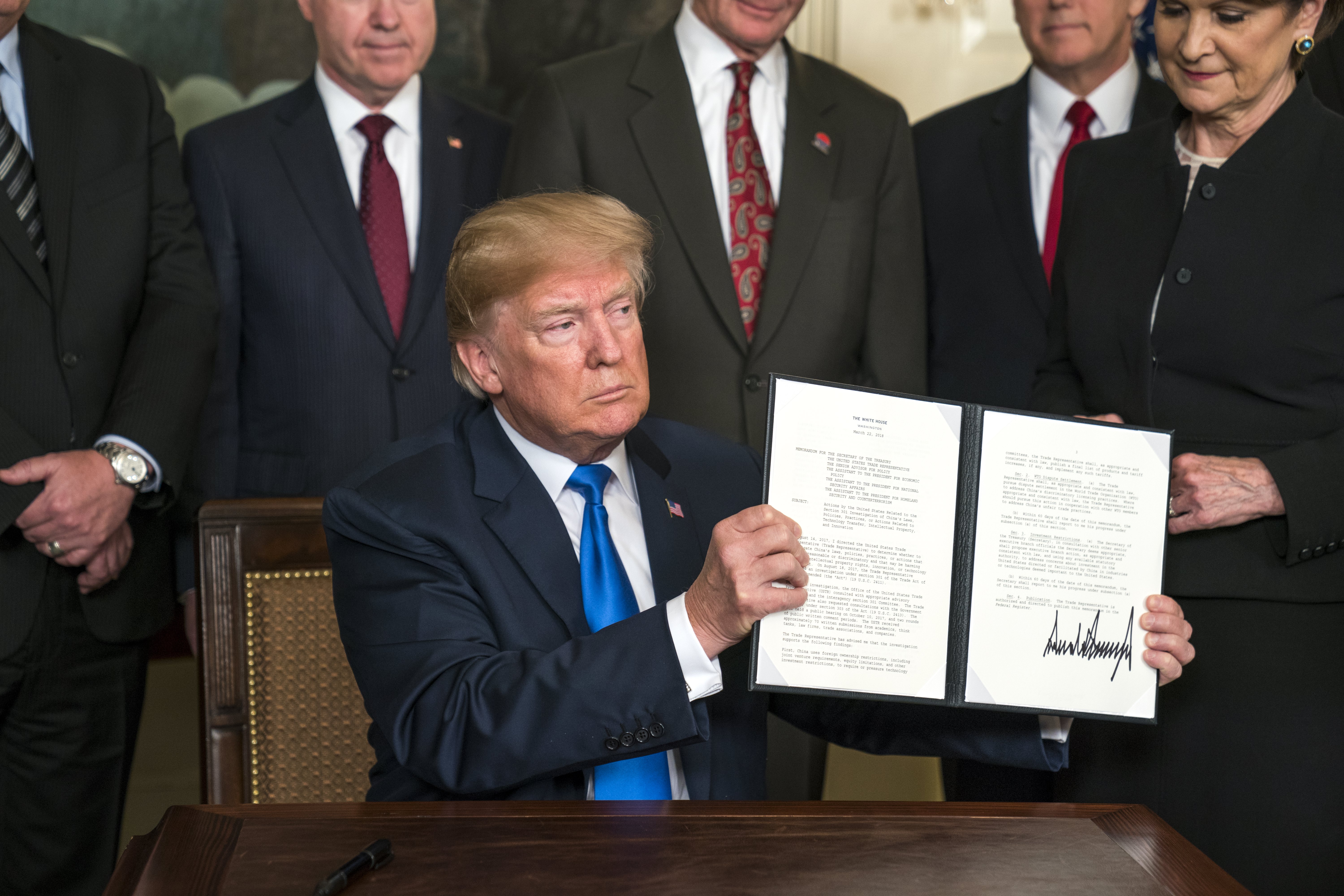 2018年3月22日，美國華盛頓，美國總統川普簽署總統備忘錄，宣布將對從中國進口商品大規模徵收關稅。涉稅商品規模達600億美元。（東方IC）