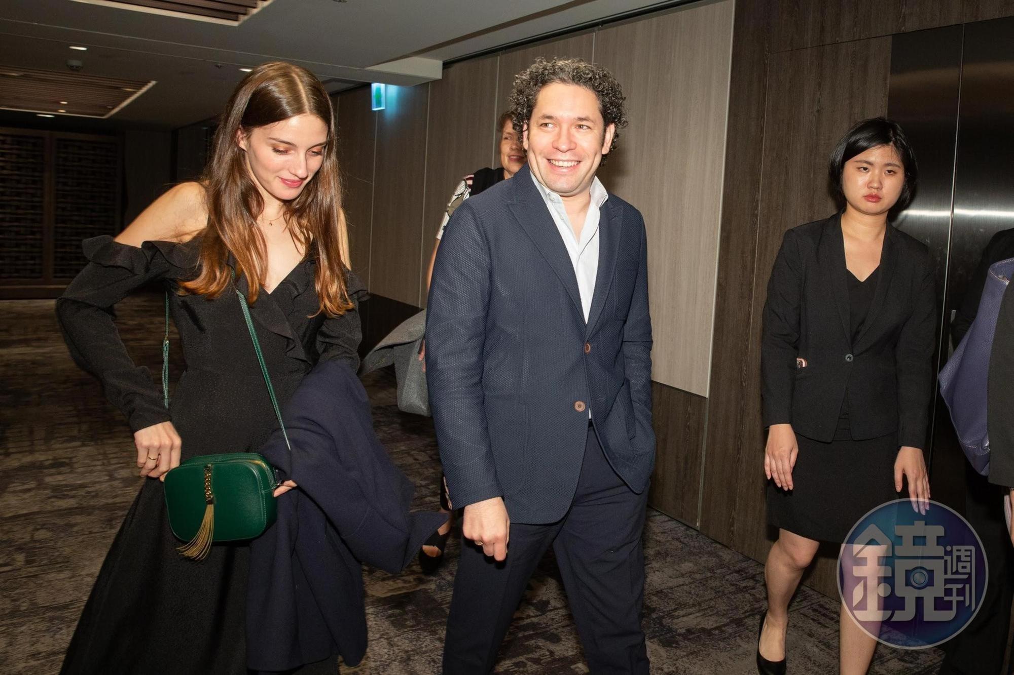 前晚與杜達美一同抵台的西班牙籍演員妻子Maria Valverde（左）也陪同他出席記者會。