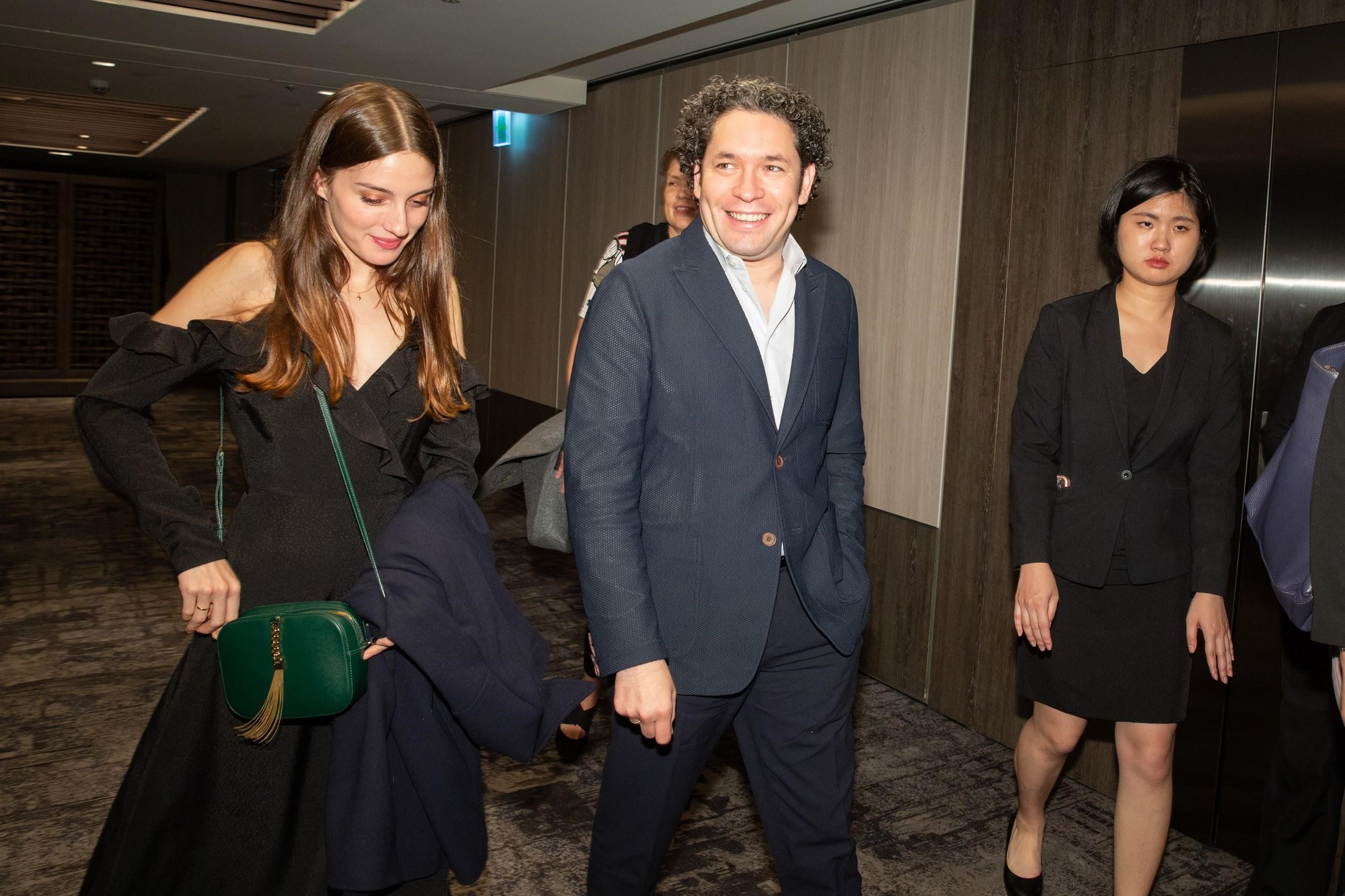 前晚與杜達美一同抵台的西班牙籍演員妻子Maria Valverde(左)也陪同他出席記者會。