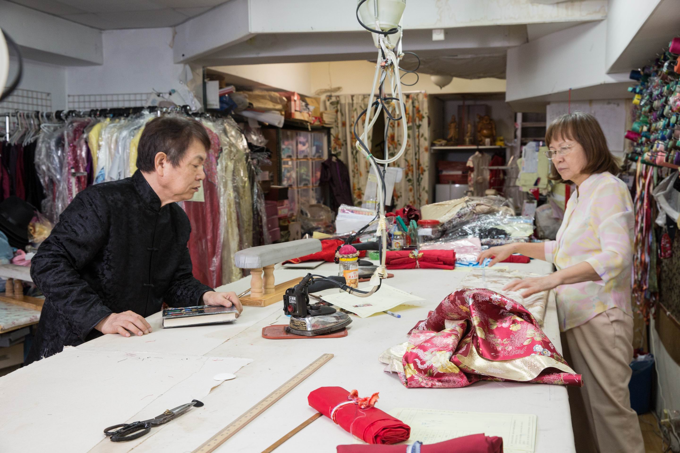 陳杏春與太太郝女士，胼手胝足開創事業，經營漢青旗袍到老。