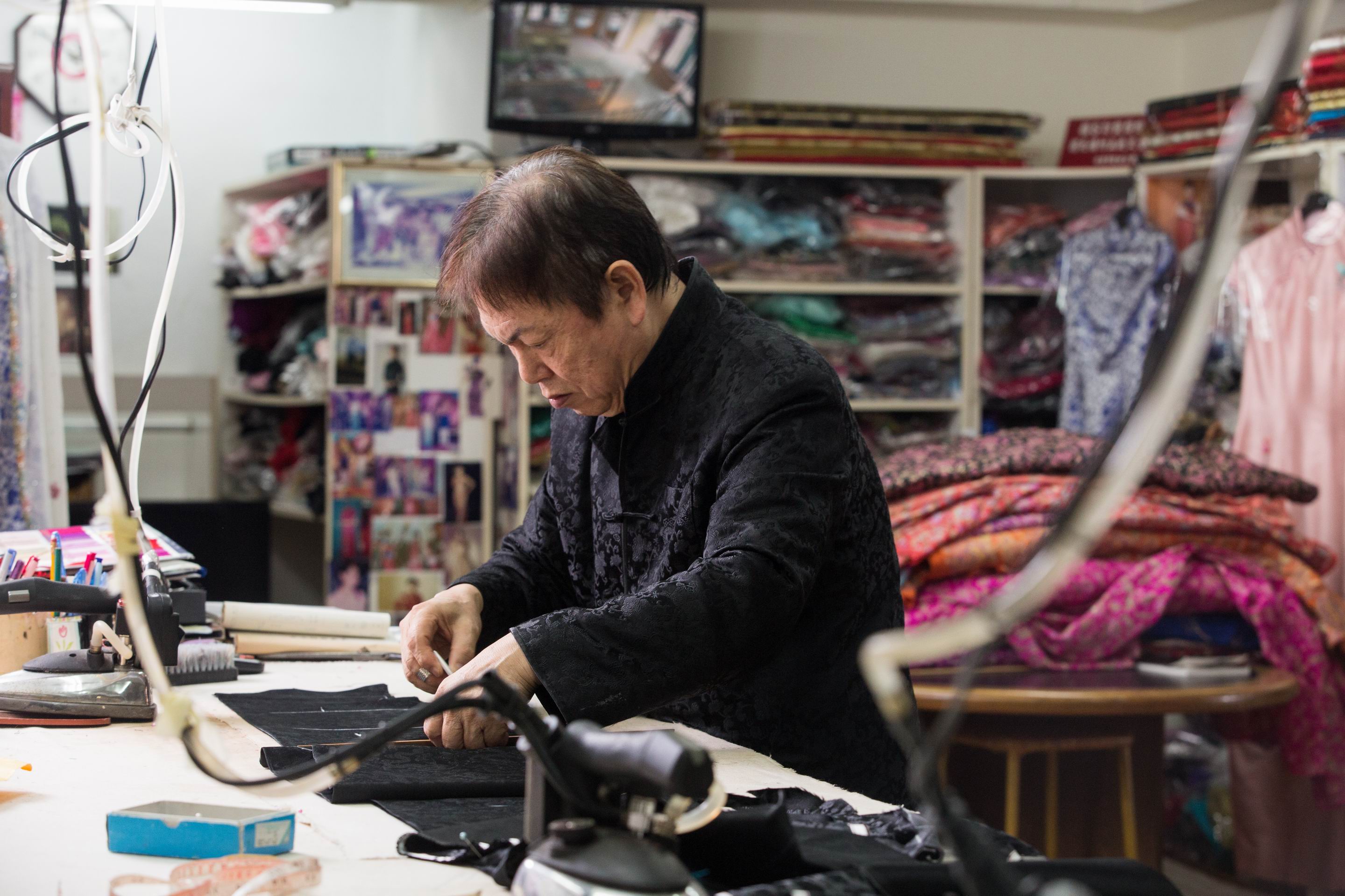 陳杏春1964年開始學藝，至今仍親手縫製旗袍。