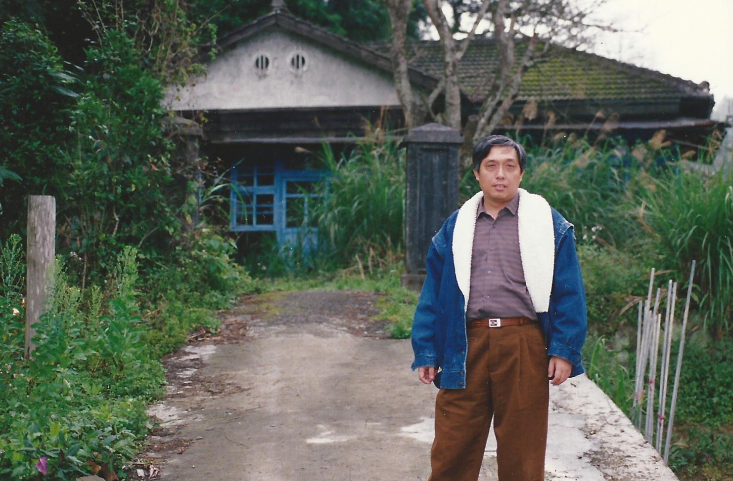 舊照裡的楊恩生30歲，裡面的日式房舍是他高中年少時，閉門苦讀與畫畫的地方，因為要拆除，特地留念拍照。