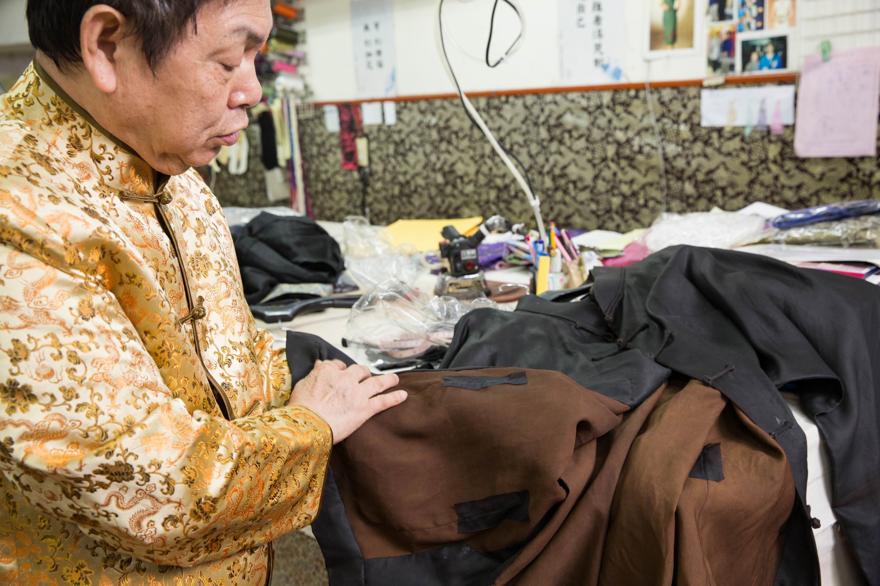 香雲紗製成的衣物，大多為褐、黑二色。