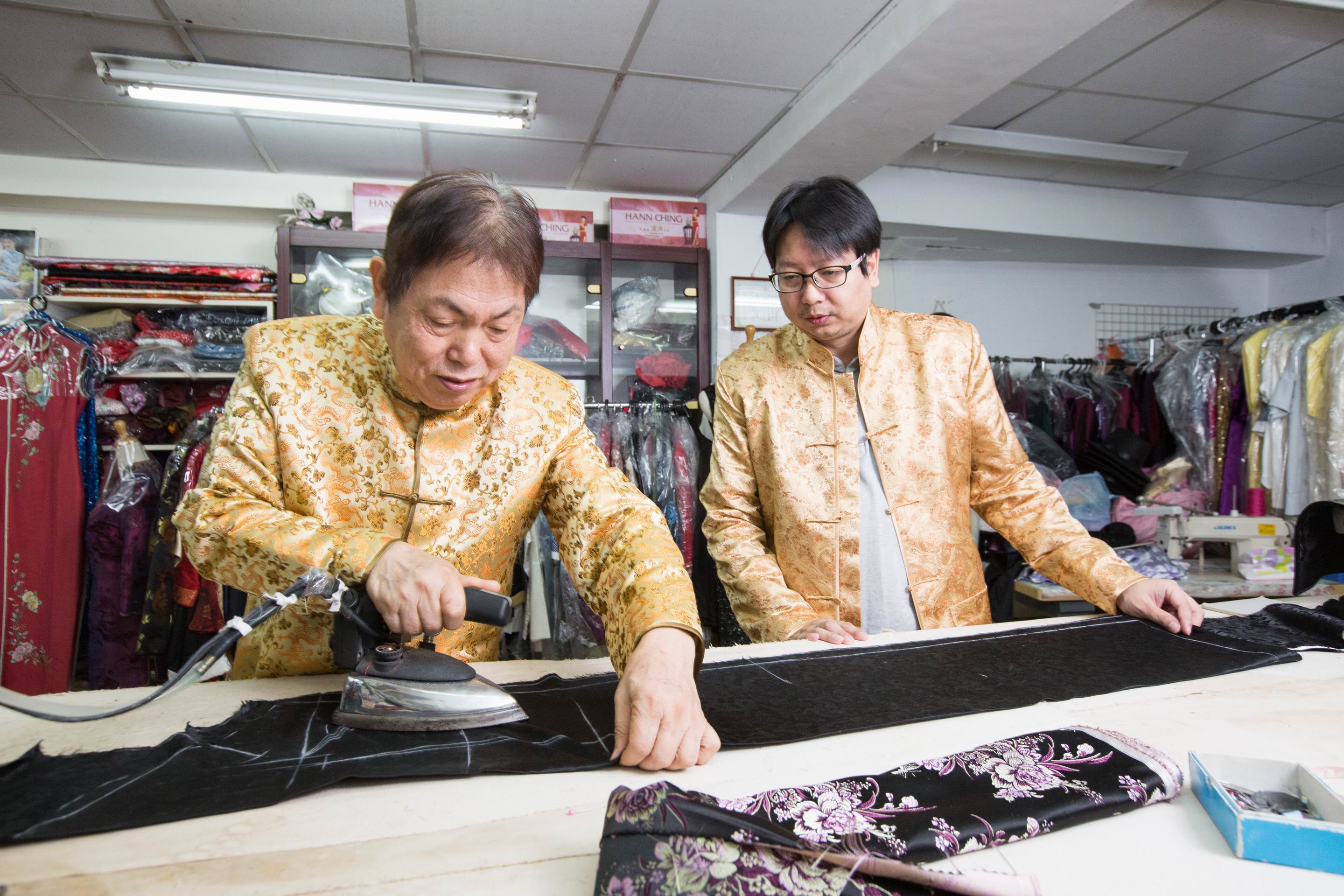 上海派旗袍的做法，布料在縫之前一定要先泡水，用熨斗燙過。