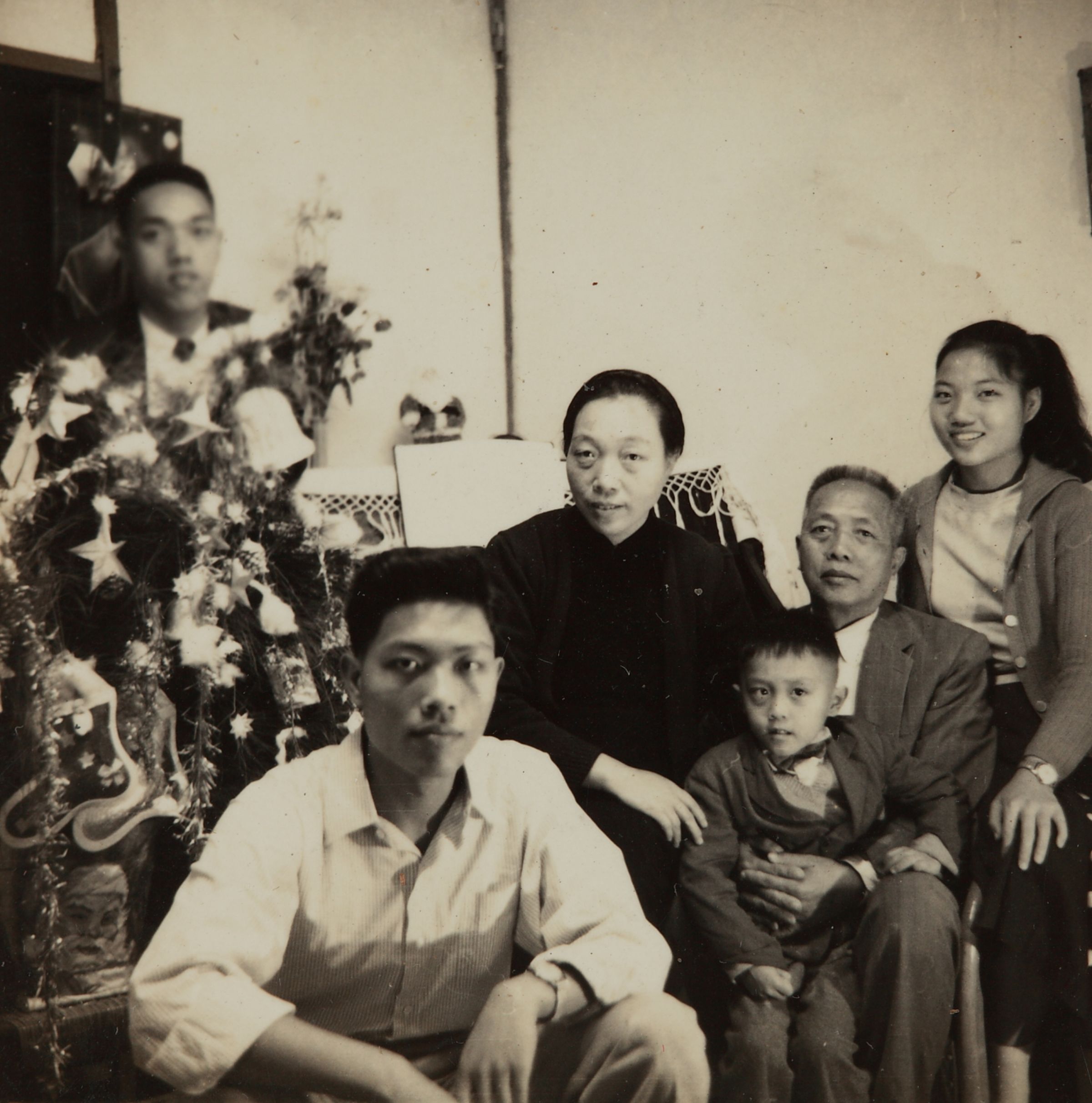 抱著楊恩生（右3）的父親在他8歲時過世，之後大他許多的哥哥姊姊離家工作、嫁人，母親（左2）到外地教書，留12歲的他獨自生活。（楊恩生提供）