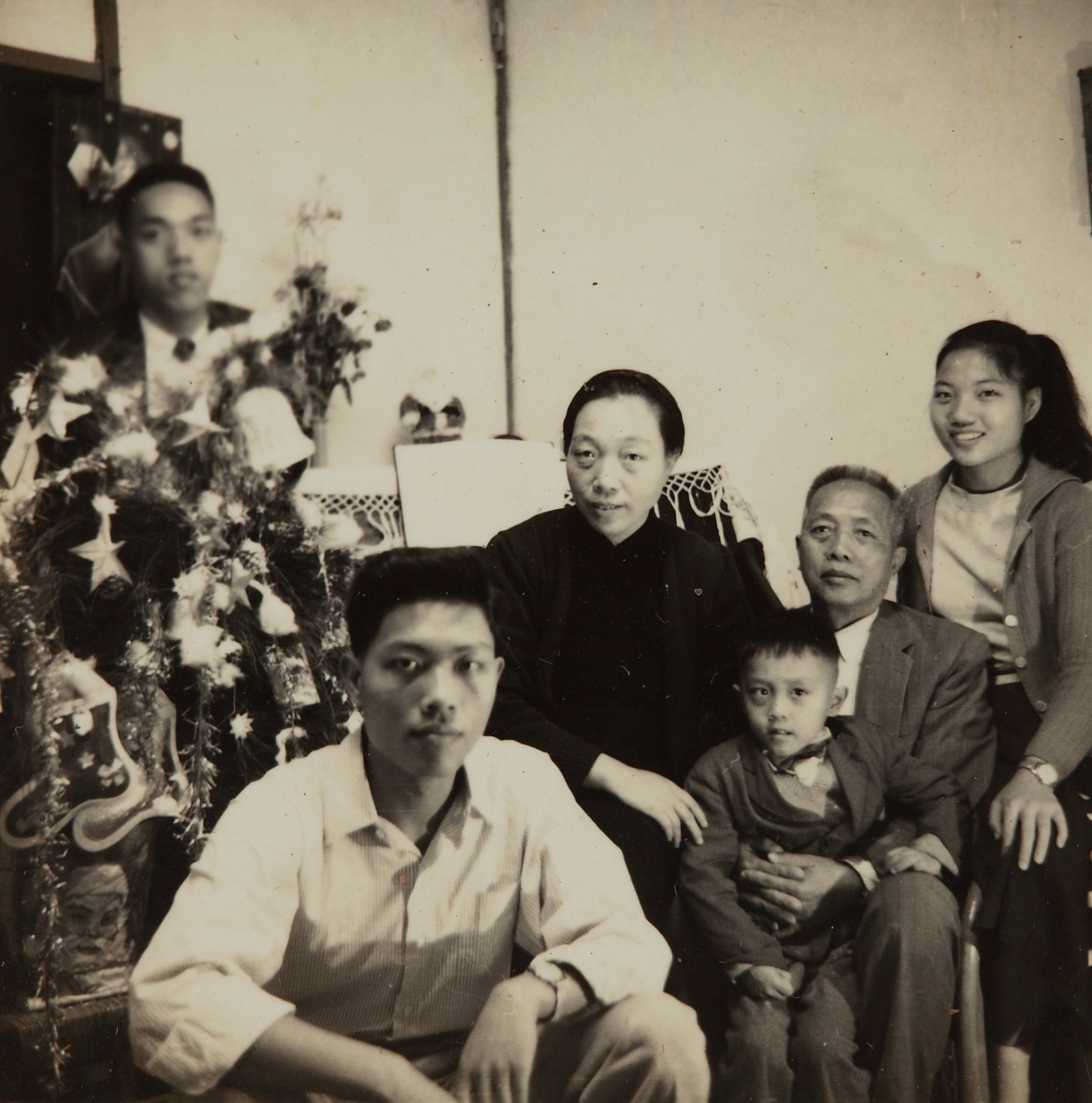 抱著楊恩生（右3）的父親在他8歲時過世，之後大他許多的哥哥姊姊離家工作、嫁人，母親（左2）到外地教書，留12歲的他獨自生活。（楊恩生提供）