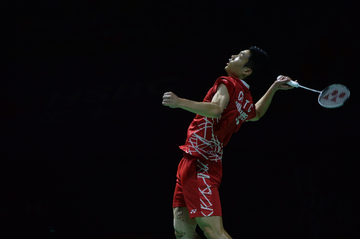 周天成在福州公開賽再度對決球王桃田賢斗,以1:2銀恨。(東方IC)