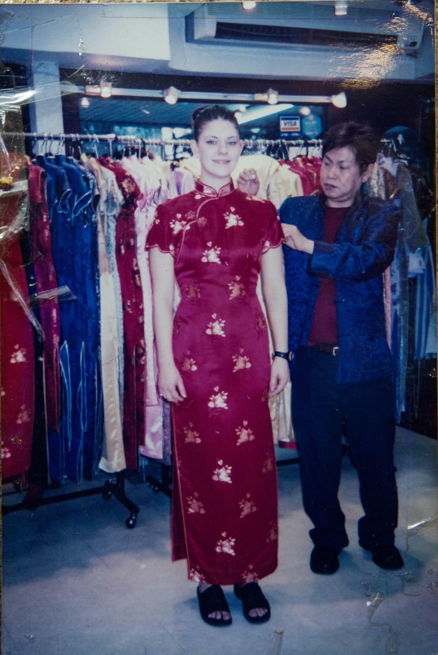 50多年旗袍經驗，陳杏春什麼客人都遇過，幫外國人也做過不少。