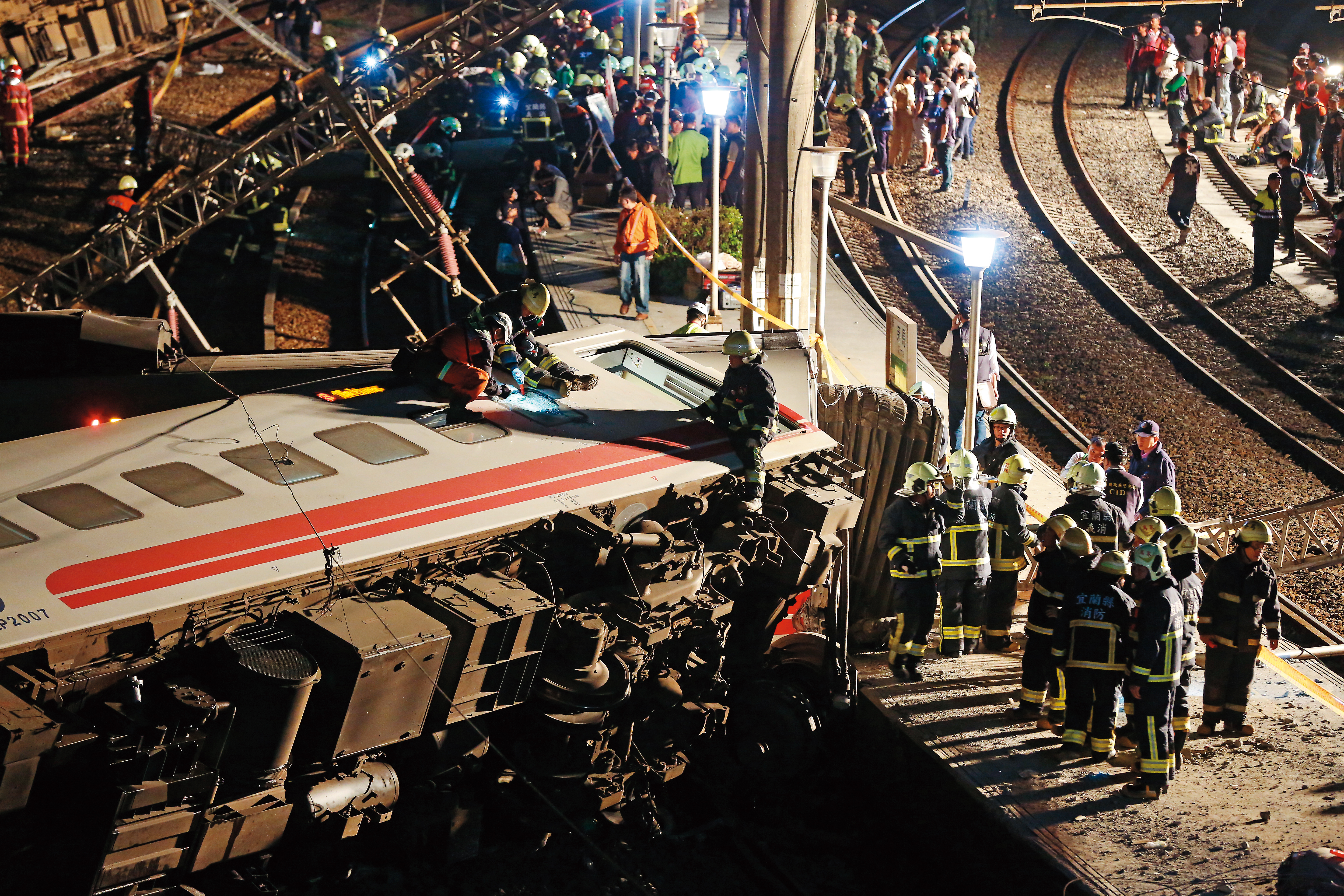 義消是國內重大災難的搜救主力，普悠瑪列車發生出軌意外，義消更占近一半的搜救人力。