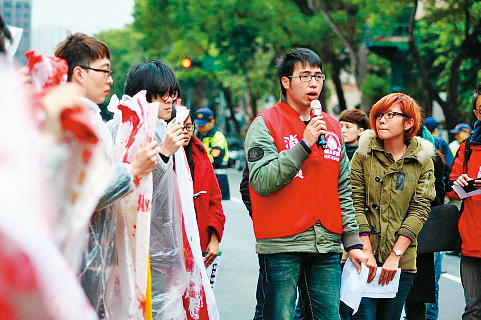 消防員工作權益促進會理事長楊適瑋直言，義消救災風險高，現行法令只會讓有能力的人更不願踏入這個領域。（消防員工作權益促進會提供）