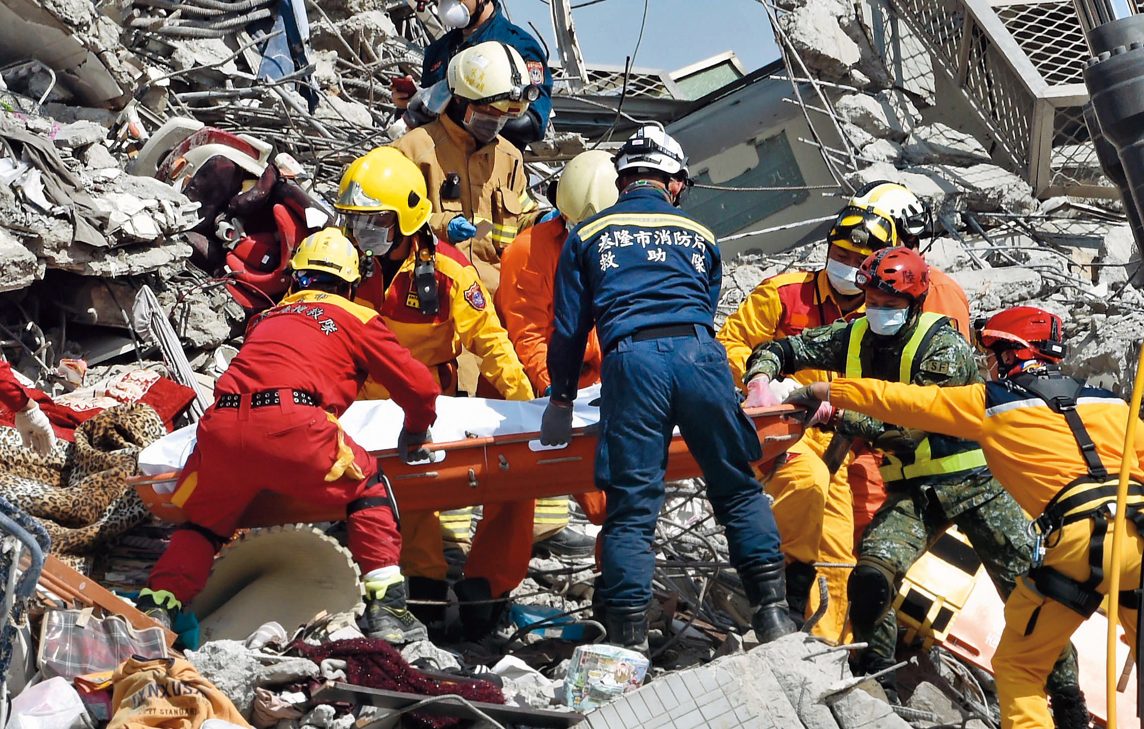 台南強震維冠大樓倒塌時，義消人數甚至比編制內正規消防員還多。（東方IC）