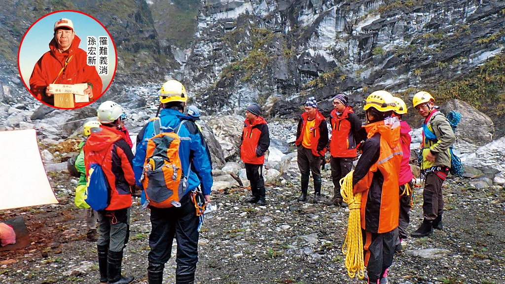 台灣磐石救難隊員孫宏新去年支援搜救卻不幸溺斃，讓不合理的義消撫卹金制度浮上檯面。圖為當時同隊義消搜救畫面。（花蓮消防局提供）