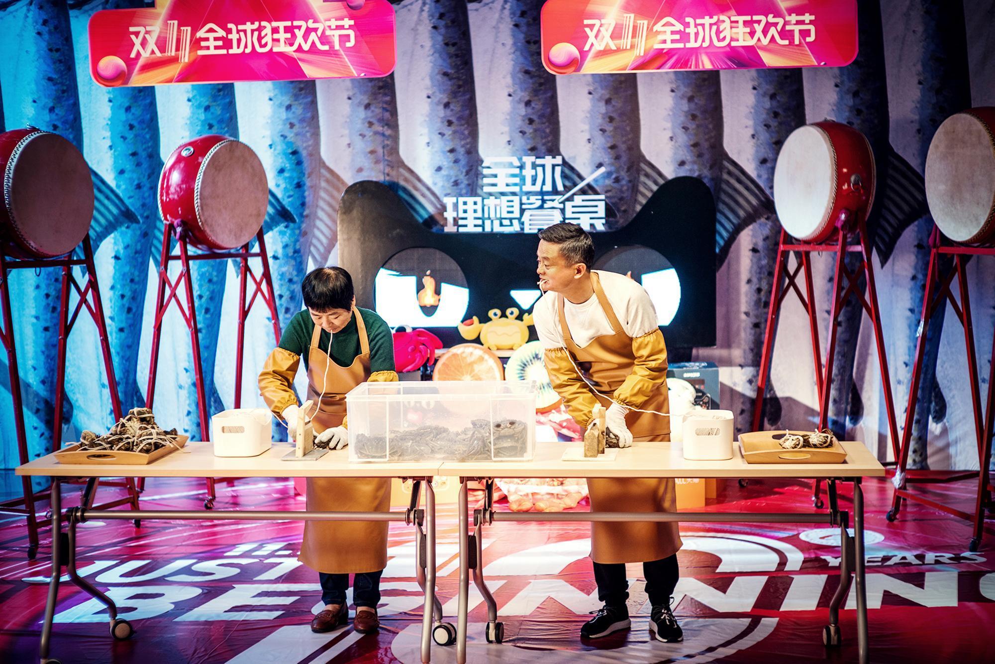 即將在明年卸下阿里巴巴集團董事局主席的馬雲（右）説，雙11不是打折日，是對消費者的感恩日。（東方IC）