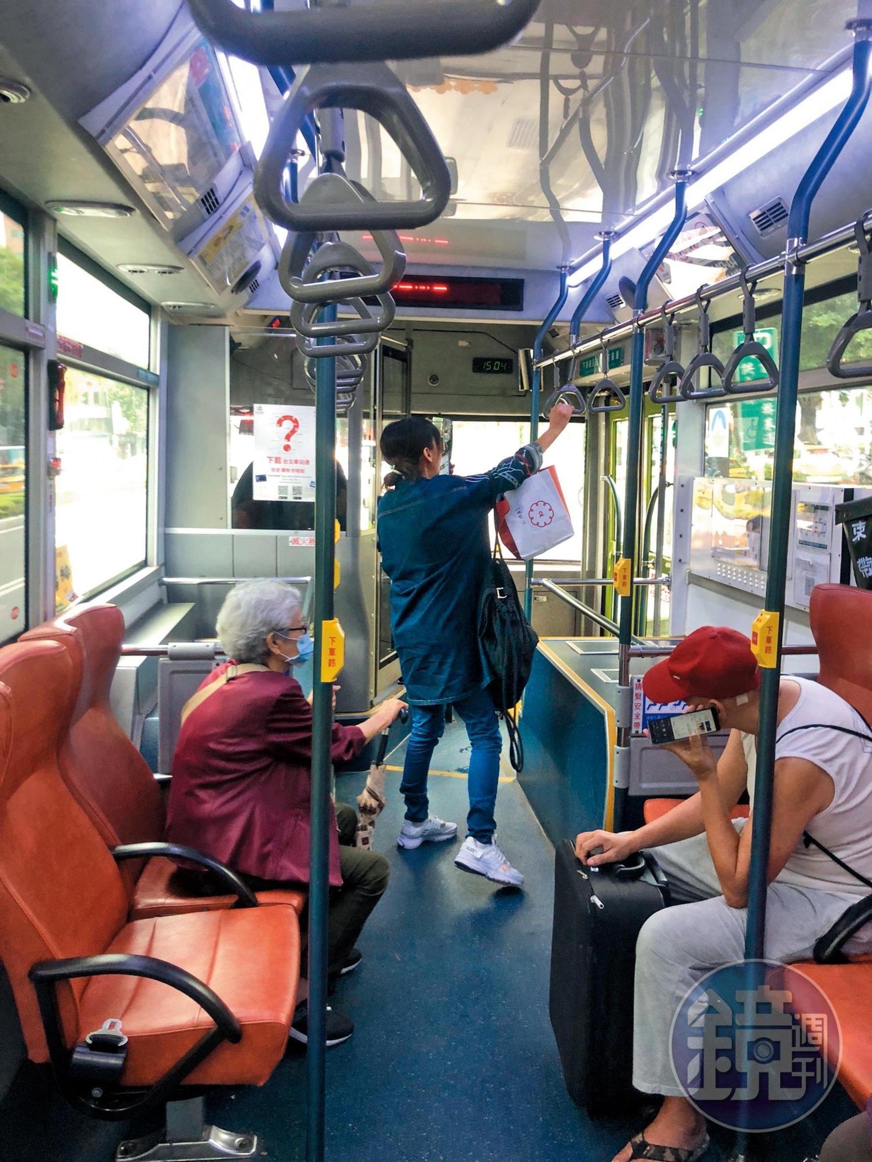 14：48 陳意涵逛累了，決定搭公車返家。