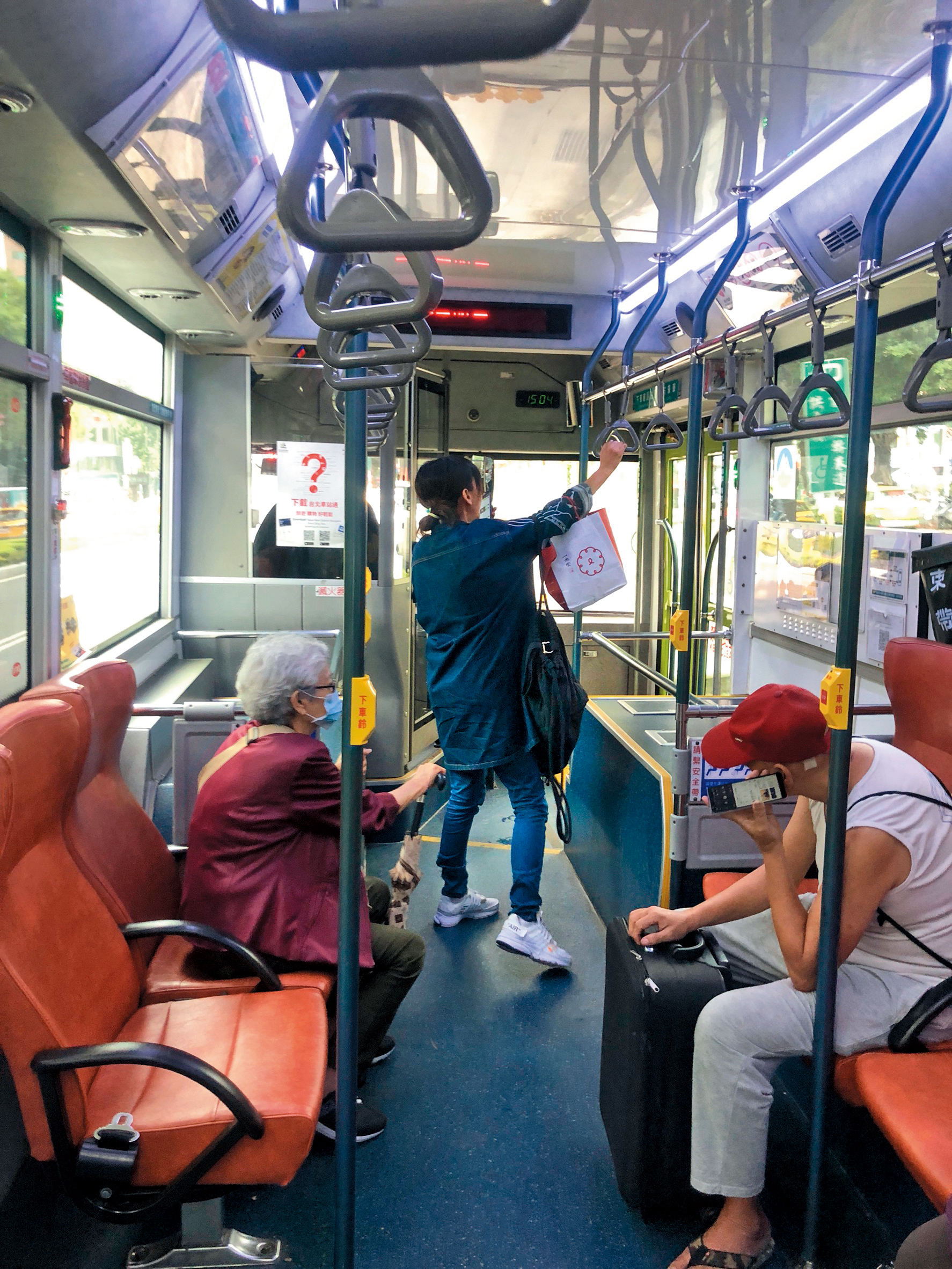 14：48 陳意涵逛累了，決定搭公車返家。