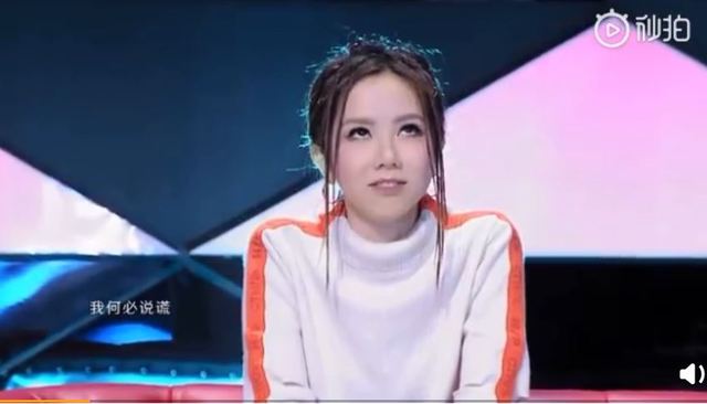 選手當面演唱林宥嘉的歌，讓鄧紫棋一臉尷尬，翻了一個白眼。（翻攝秒拍）