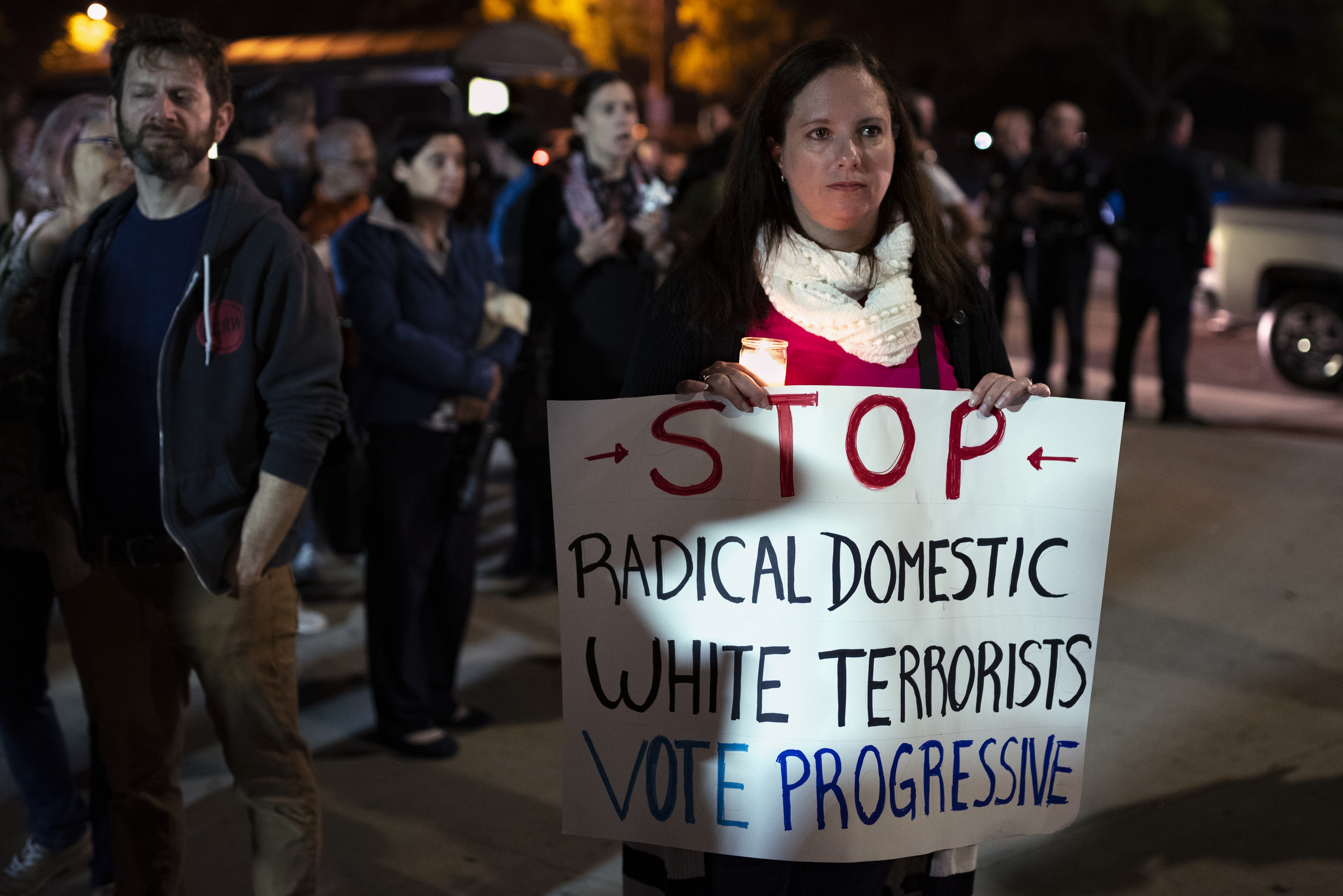 匹茲堡猶太會所槍擊事件後，民眾持標語抗議白人恐怖主義。（東方IC）