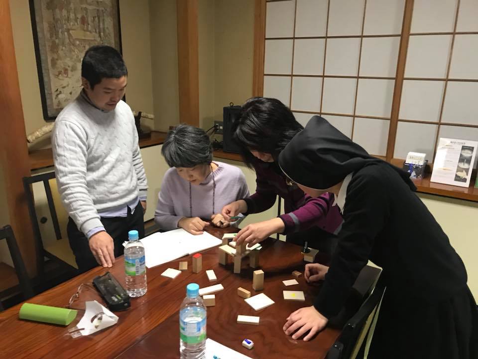 目前全日本有146名獲得認證的臨床宗教師，他們跨越宗教與派別，專心傾聽末期病患的心聲，緩解他們面對死亡時的恐懼與不安。（翻攝自關東臨床宗教師協會臉書）