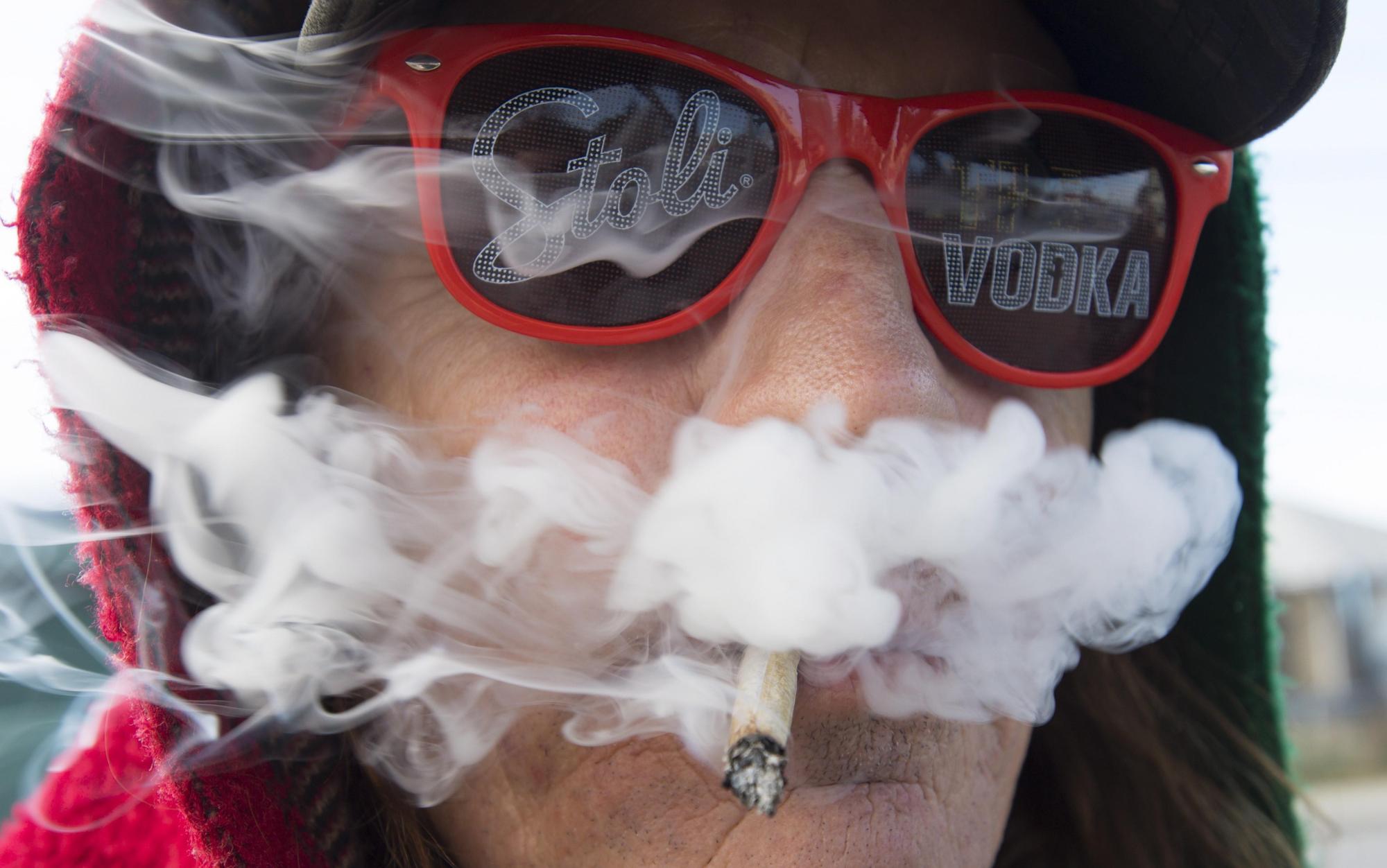 大麻一向予人放縱、頹廢的負面印象。圖為2018年10月17日,加拿大休閒用大麻合法。民眾搶先享受吞雲吐霧樂趣。(東方IC)