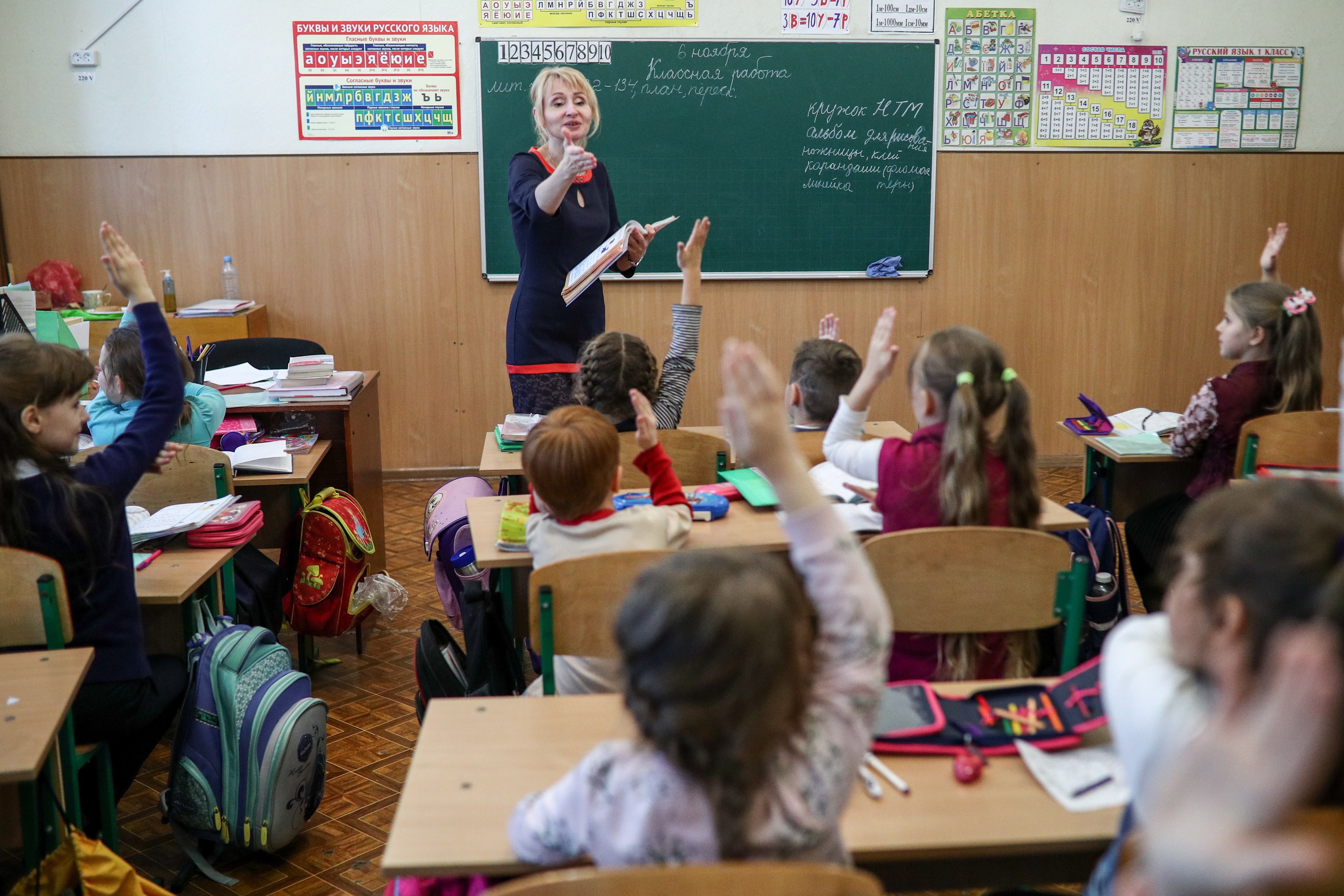 近年來有學校刻意減少在課堂上使用數位裝置。（東方IC）
