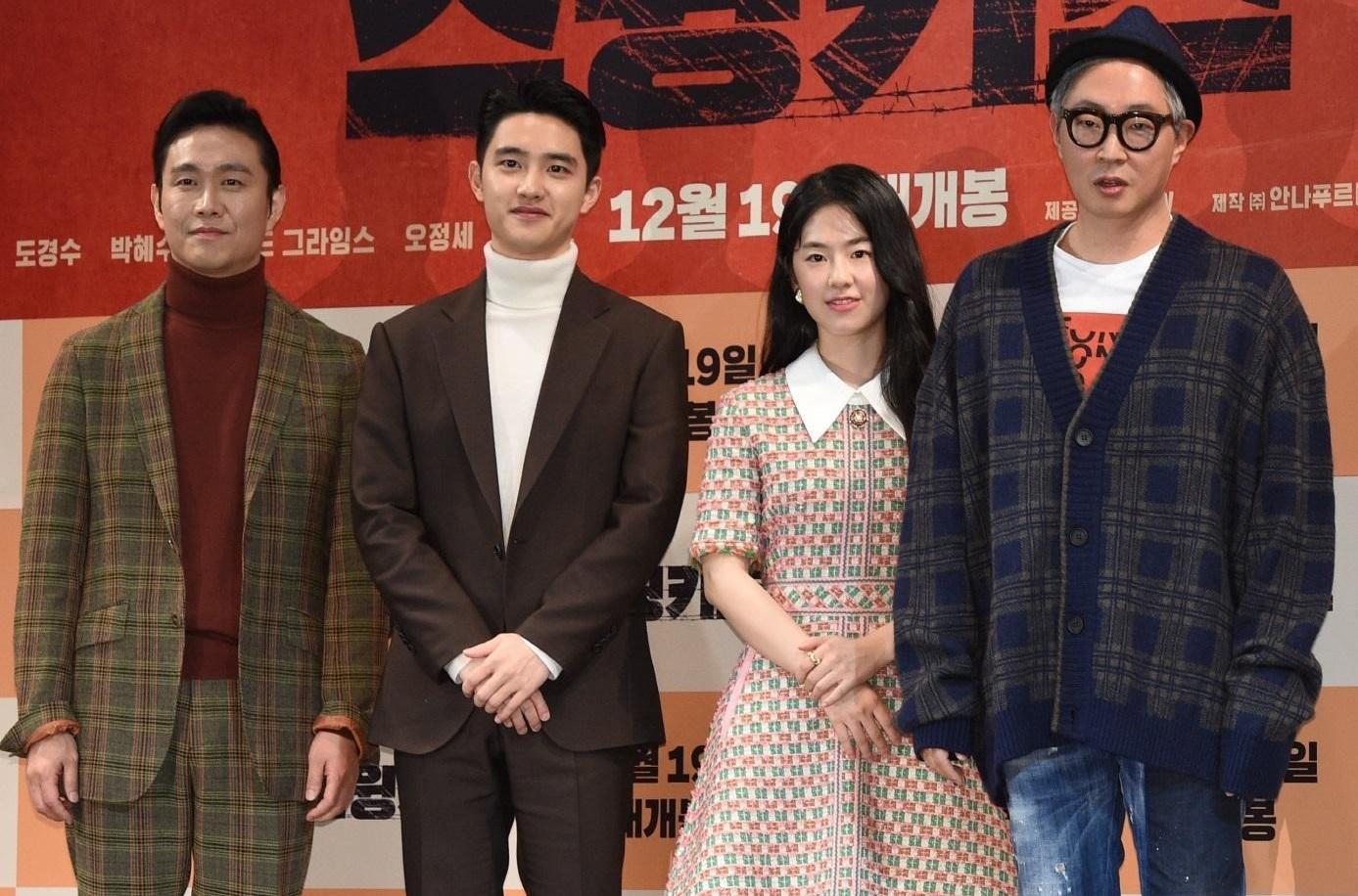 導演姜炯哲(右起)率演員朴慧秀、都敬秀、吳正世共同出席電影《搖擺男孩》製作報告會。(翻攝自Daum網站)