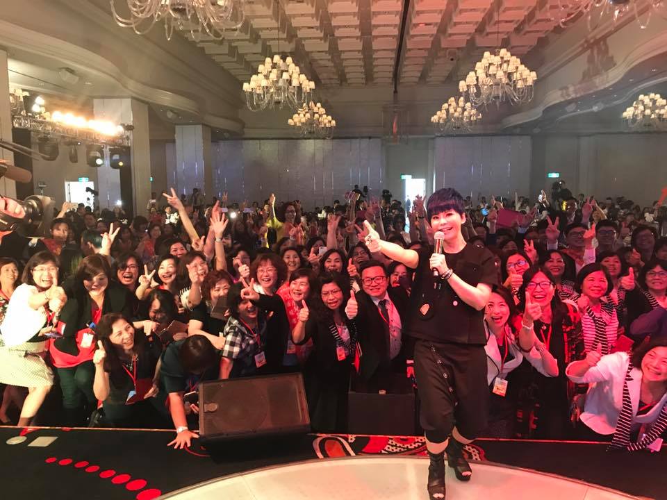 高雄市長候選人陳其邁日前舉行造勢晚會，邀請台語金曲歌后詹雅雯現場演唱，事後臉書卻遭負評猛攻。（翻攝詹雅雯臉書）