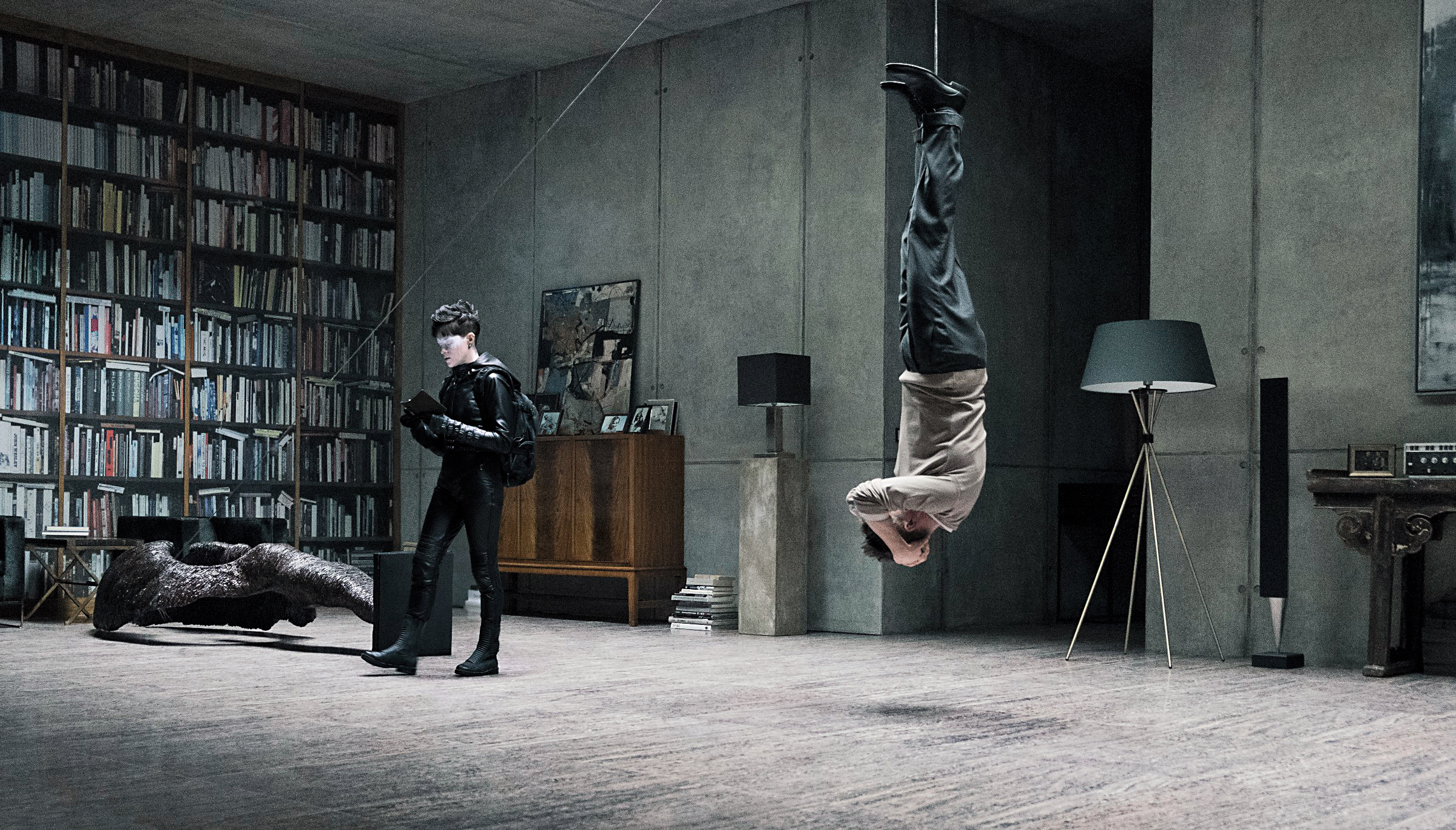 《王冠》女星克萊兒芙伊接棒飾演女駭客莎蘭德，接案的同時遭到恐怖分子追殺。電影後段發揮娛樂水準，前段節奏卻拖沓。（索尼提供）