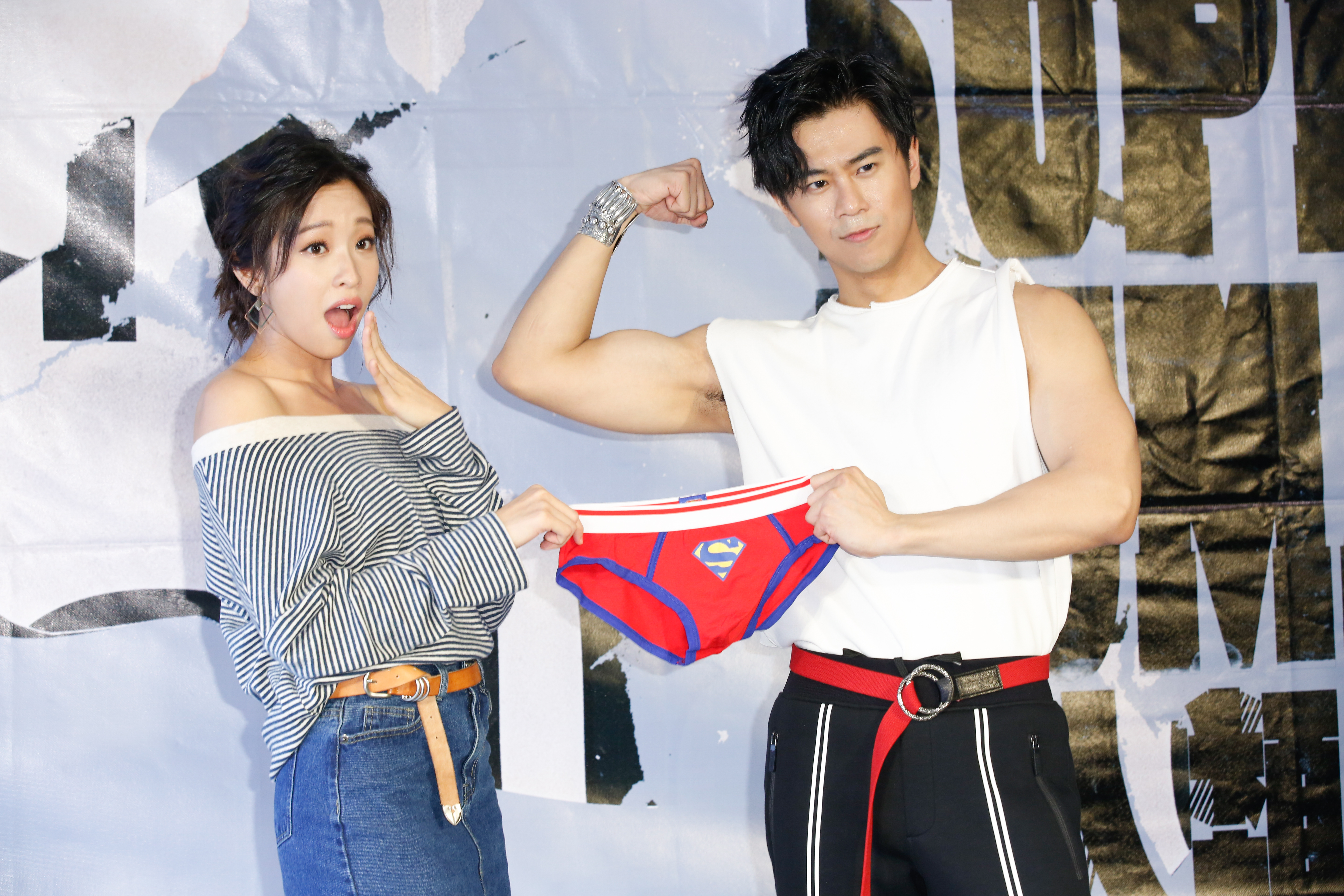 廖柏雅舉辦發片記者會，袁詠琳送上紅色緊身內褲讓他超害羞。