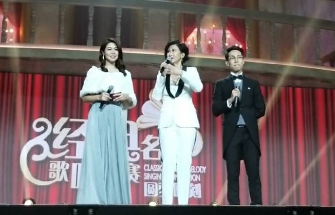 白家綺(左)主持馬來西亞《經典名曲歌唱大賽2018》節目。(民視提供)