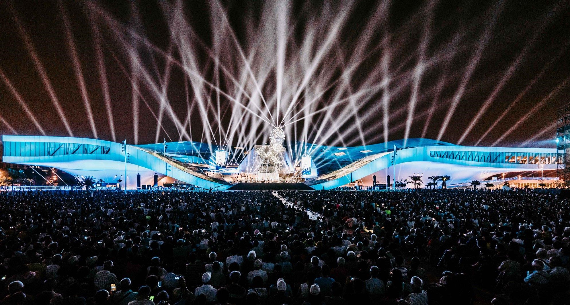 衛武營開幕式舉辦「眾人的派對」，觀眾欣賞光雕秀，以及結合各族群的在地演出。（翻攝自衛武營粉絲專頁）