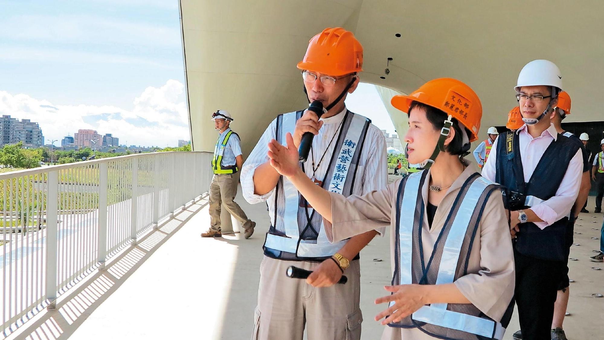 衛武營建造過程歷時8年，鄭麗君多次訪視工程進度，硬體上居中協調，軟體方面也爭取預算支持。（文化部提供）