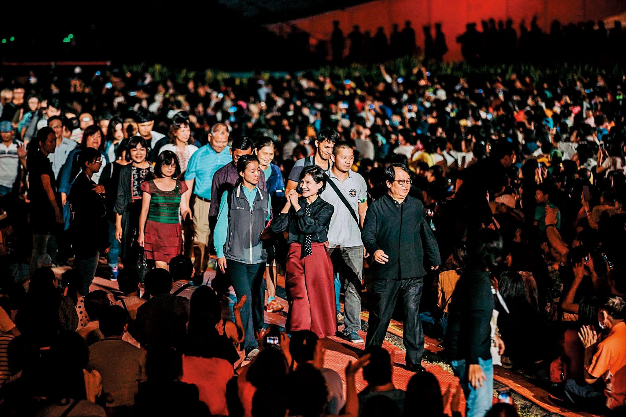 衛武營「眾人的派對」上，鄭麗君（右三）與國表藝董事長朱宗慶（右）領建造衛武營的工程英雄們入場觀禮。（翻攝自衛武營粉絲專頁）